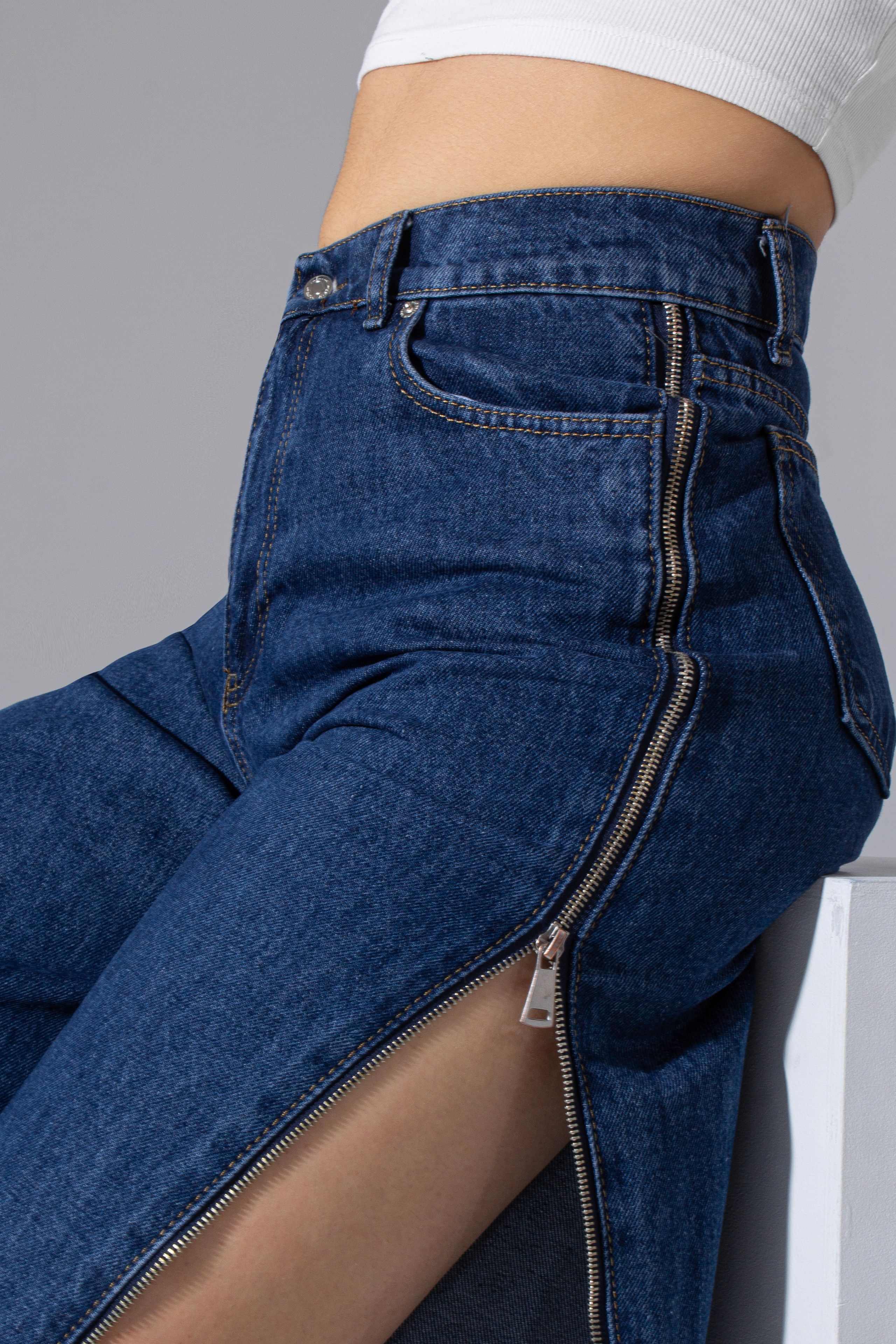 Джинсы. Фото для маркетплейсов в самых сочных локациях города Сочи