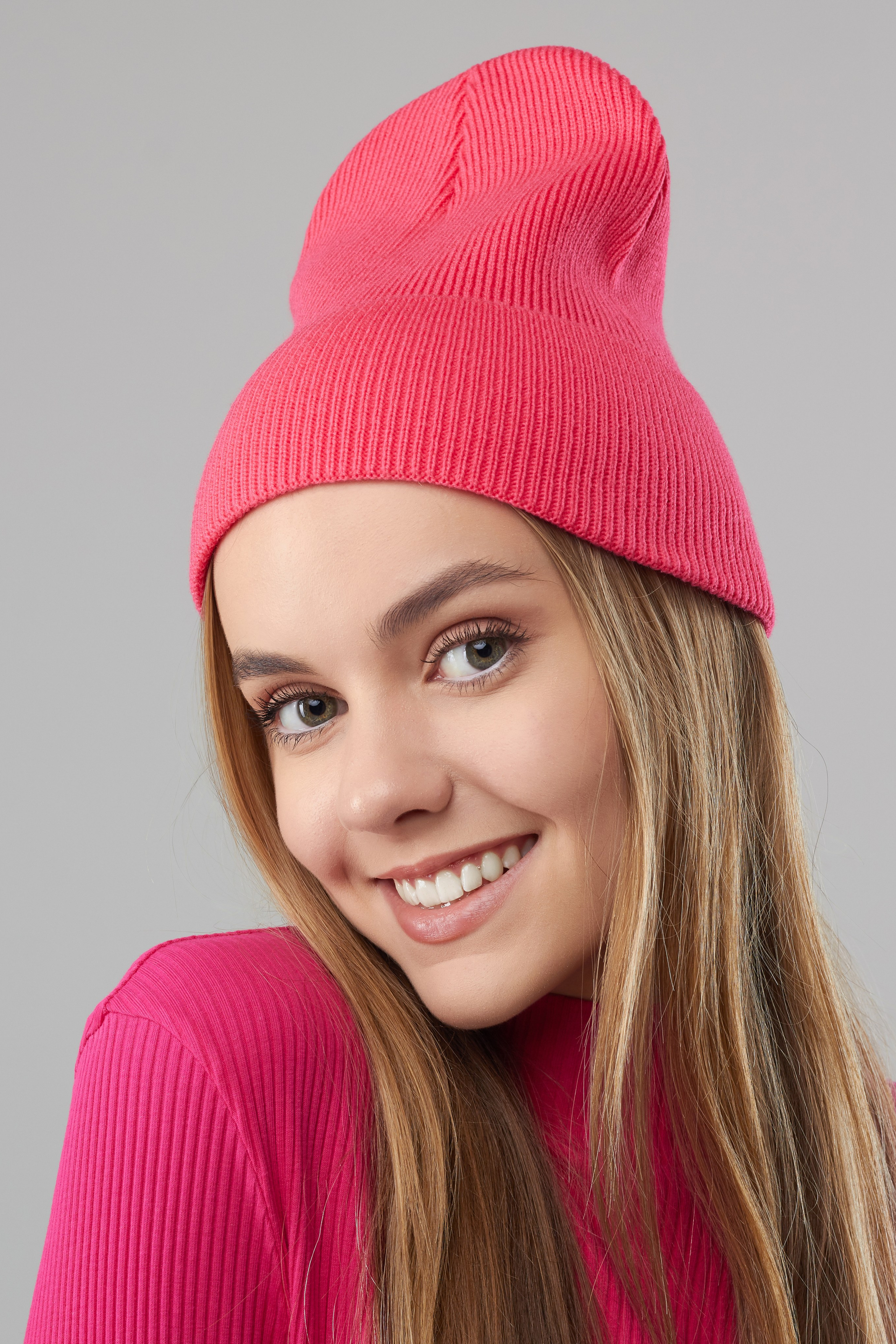 Шапки — Полина. Фото для маркетплейсов в самых сочных локациях города Сочи