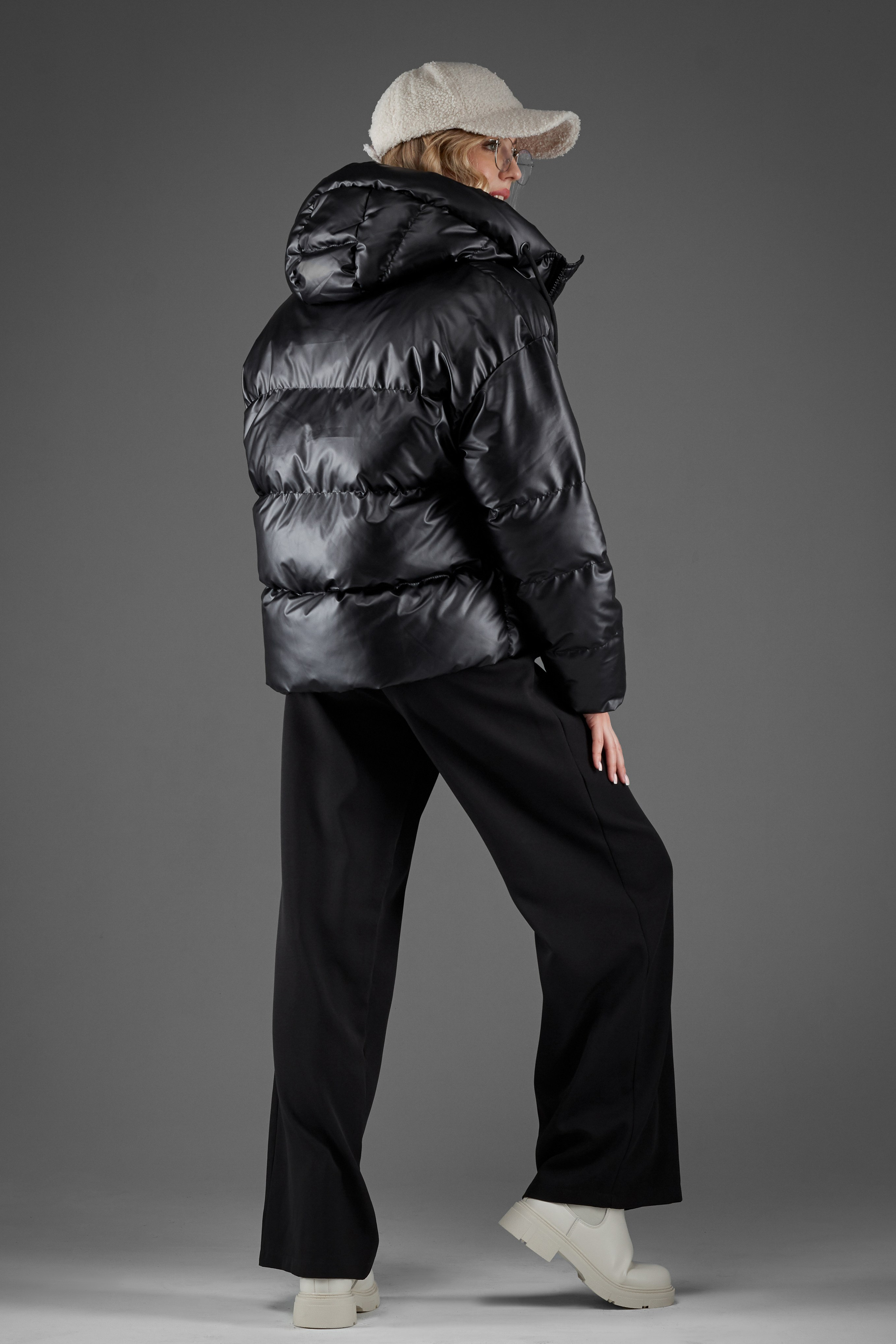 Пуховик — Лиза В. Фото для маркетплейсов в самых сочных локациях города Сочи