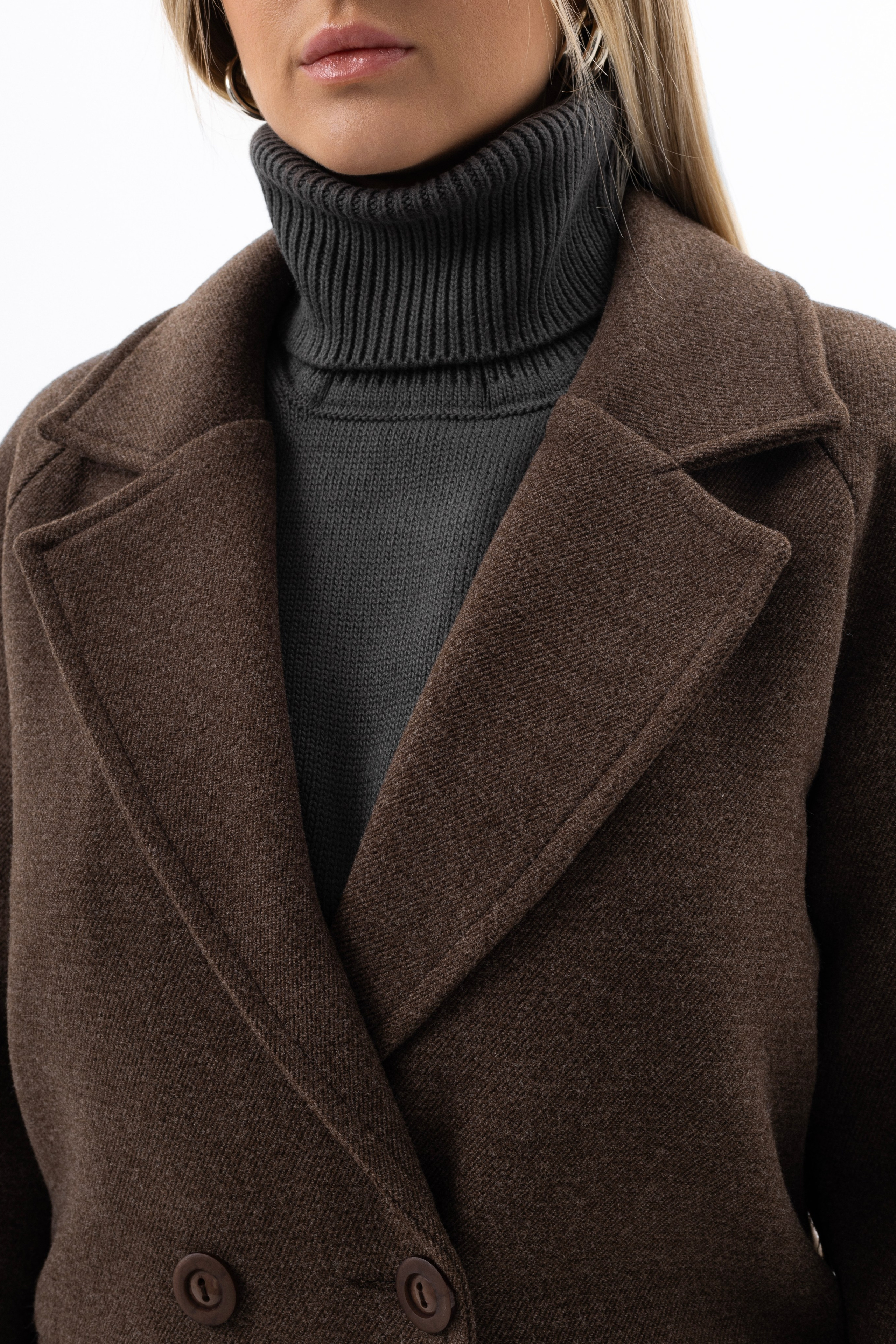 Пальто. Фото для маркетплейсов в самых сочных локациях города Сочи