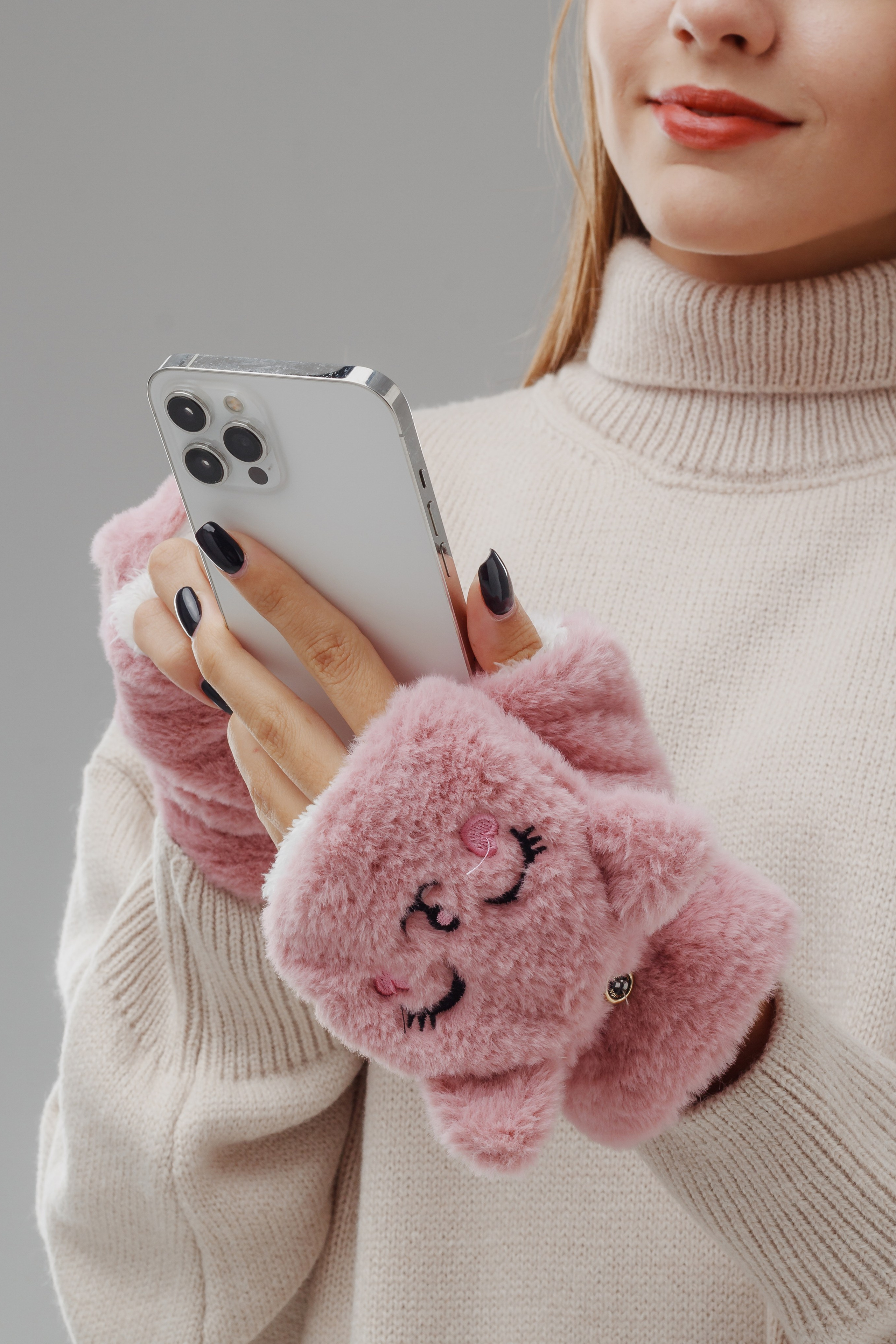 Варежки — Полина. Фото для маркетплейсов в самых сочных локациях города Сочи