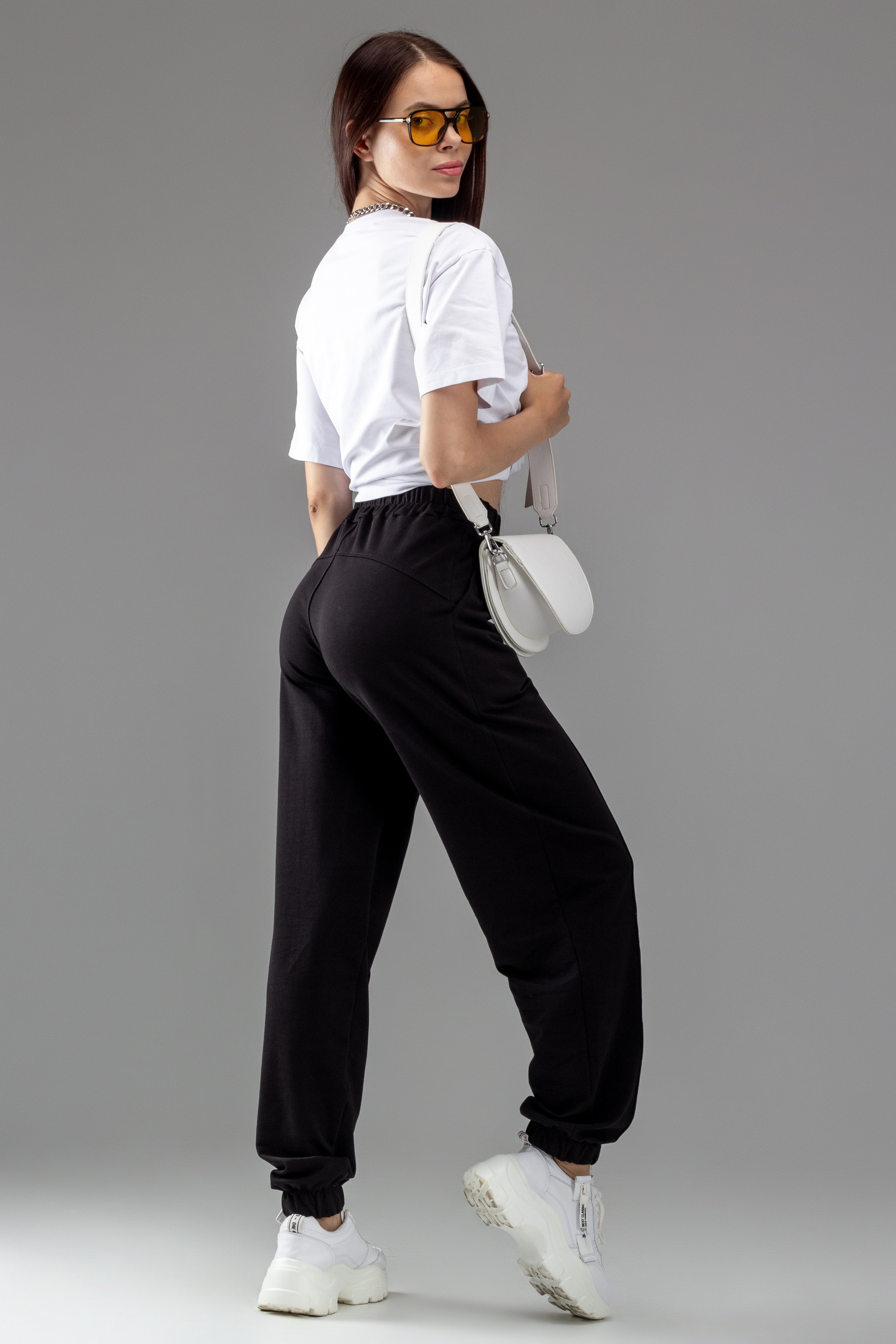 Джоггеры — Вика. Фото для маркетплейсов в самых сочных локациях города Сочи