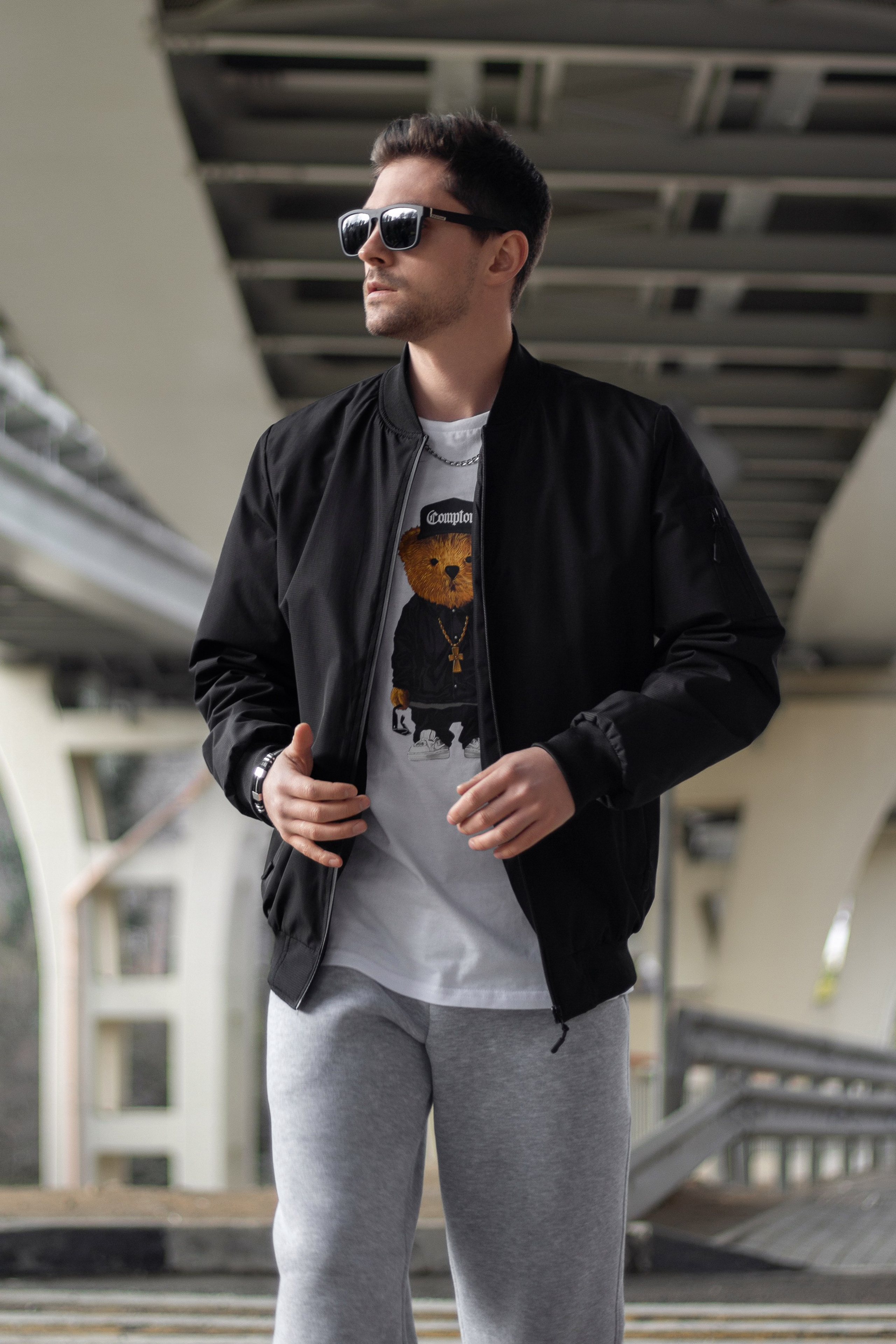 Бомбер. Фото для маркетплейсов в самых сочных локациях города Сочи