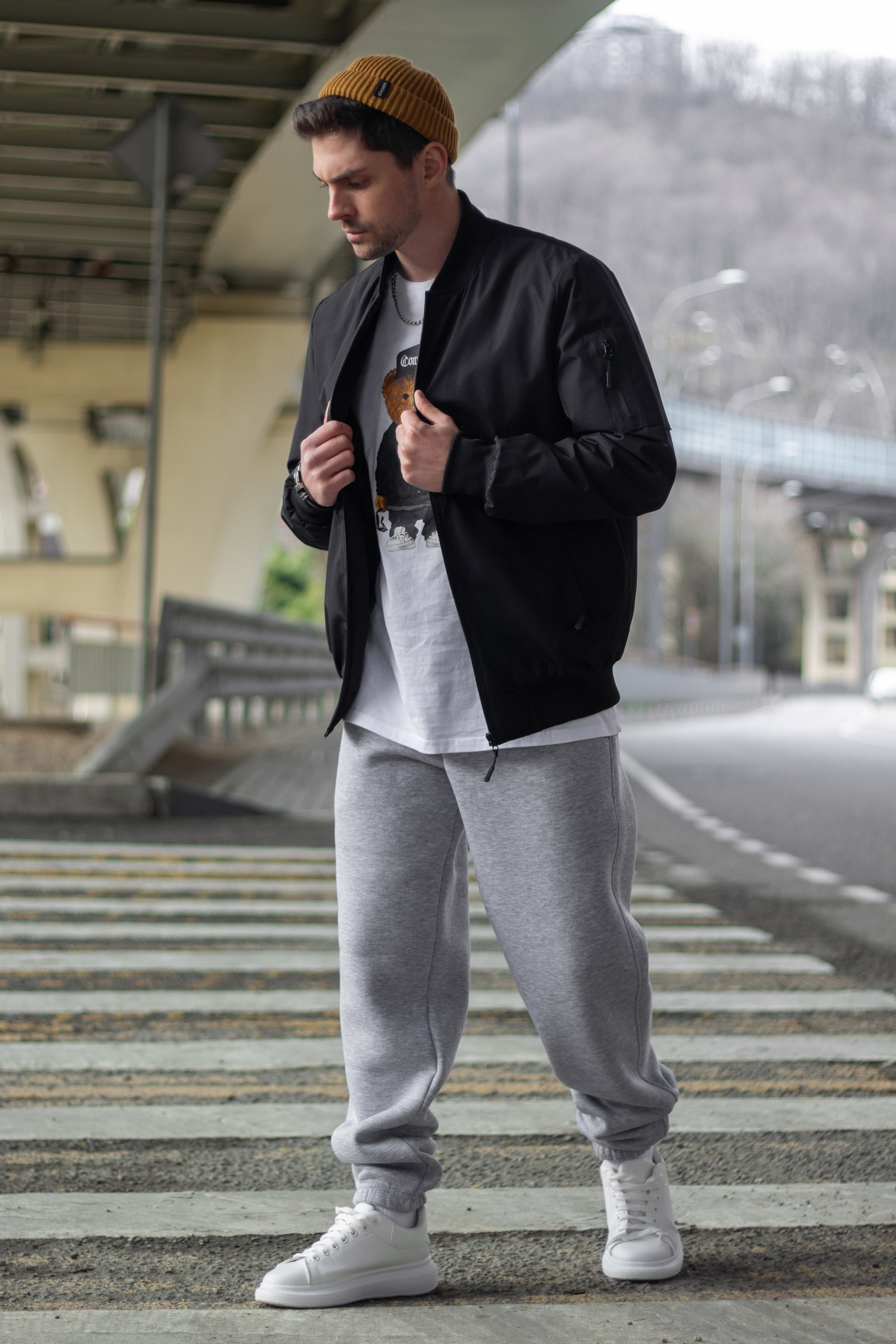 Бомбер. Фото для маркетплейсов в самых сочных локациях города Сочи