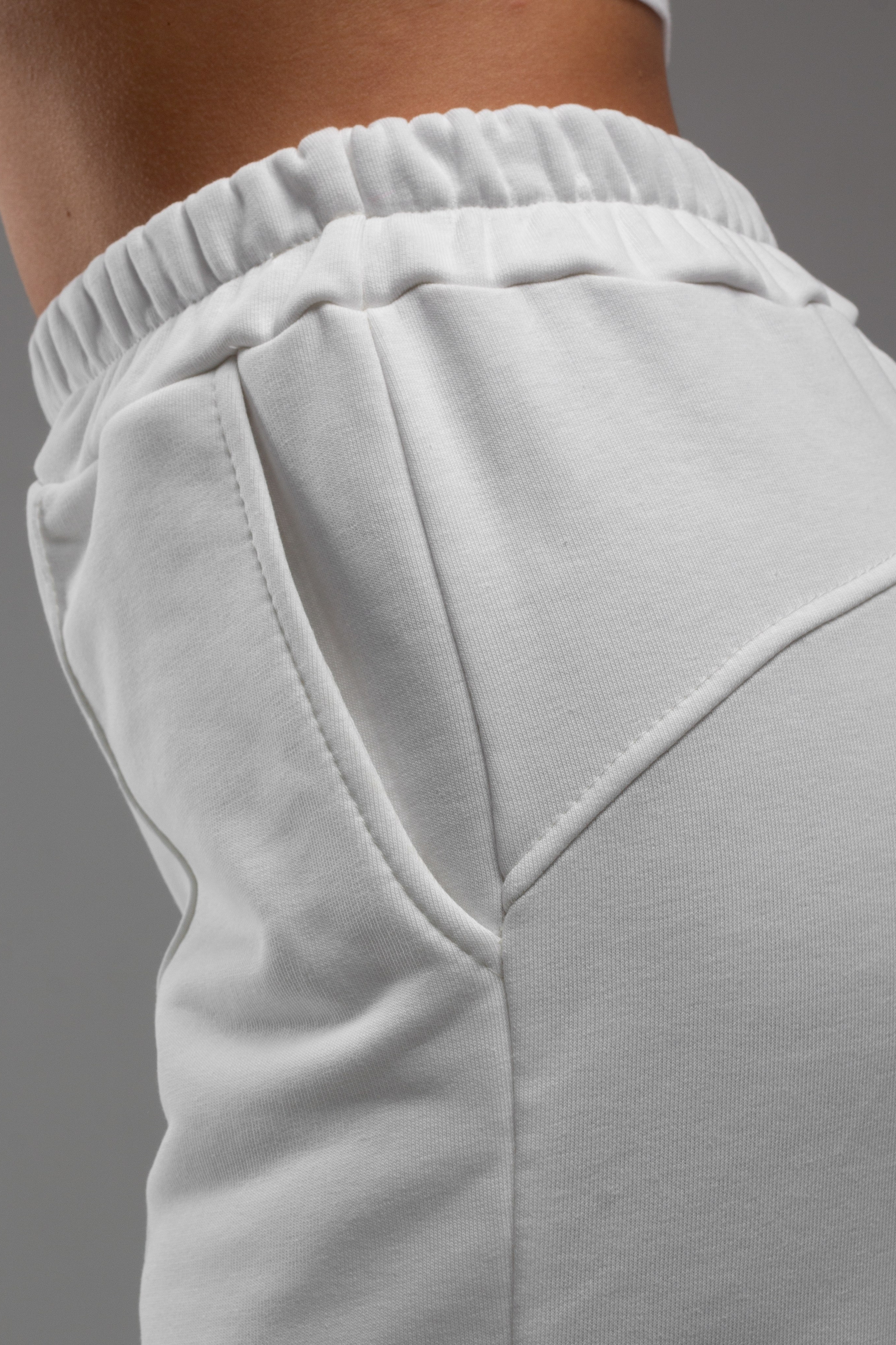 Джоггеры — Эля. Фото для маркетплейсов в самых сочных локациях города Сочи