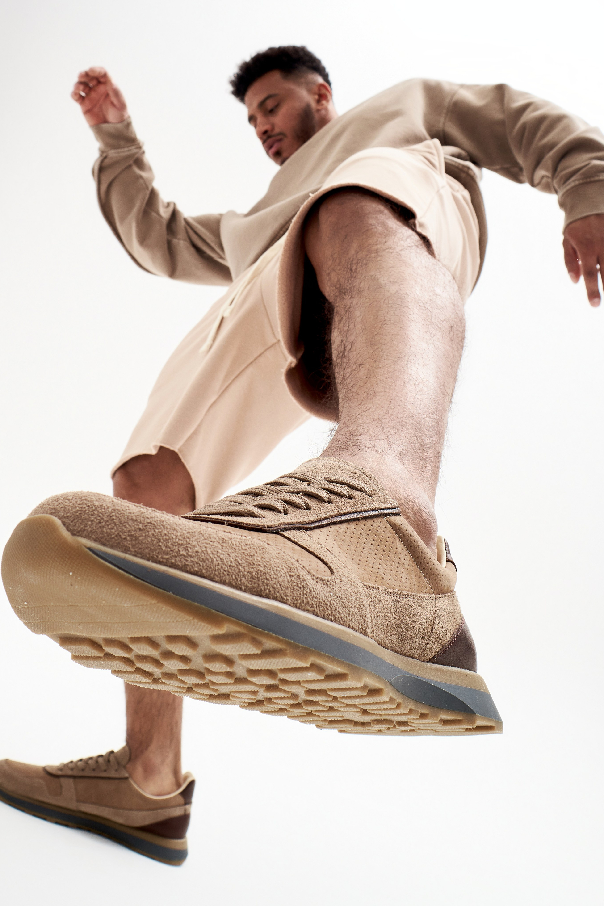 Кроссовки. Стрит съемки для маркетплейсов в Сочи | ИИ контент | fashionprod