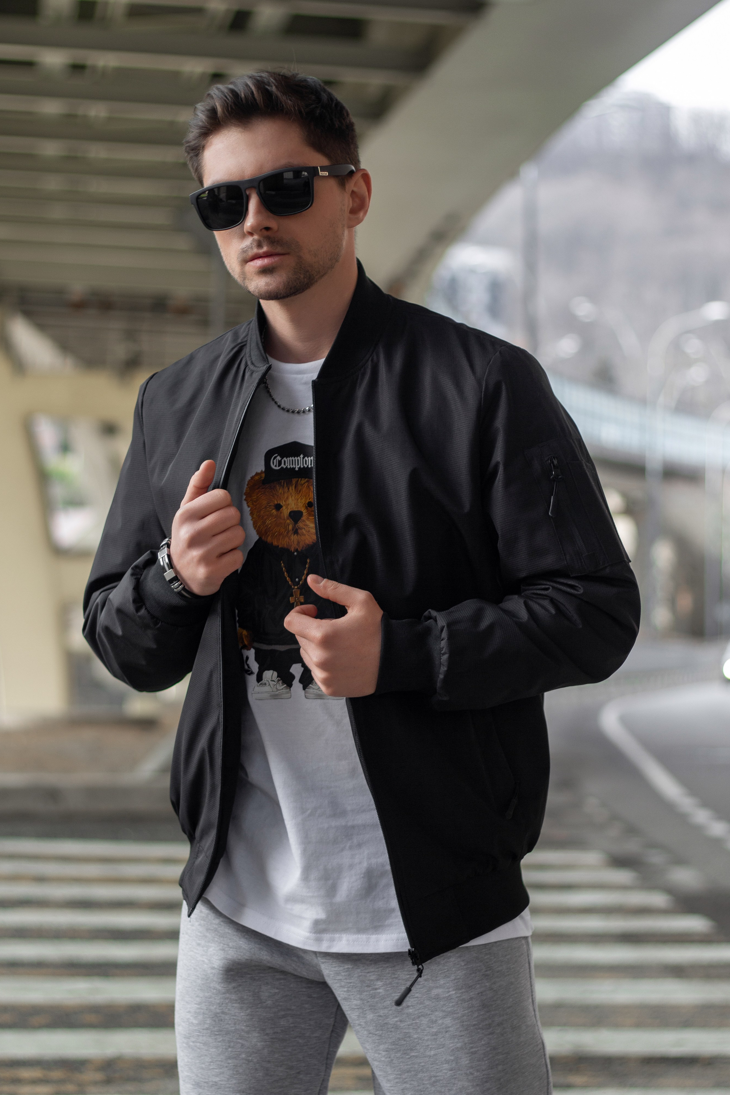 Бомбер. Фото для маркетплейсов в самых сочных локациях города Сочи