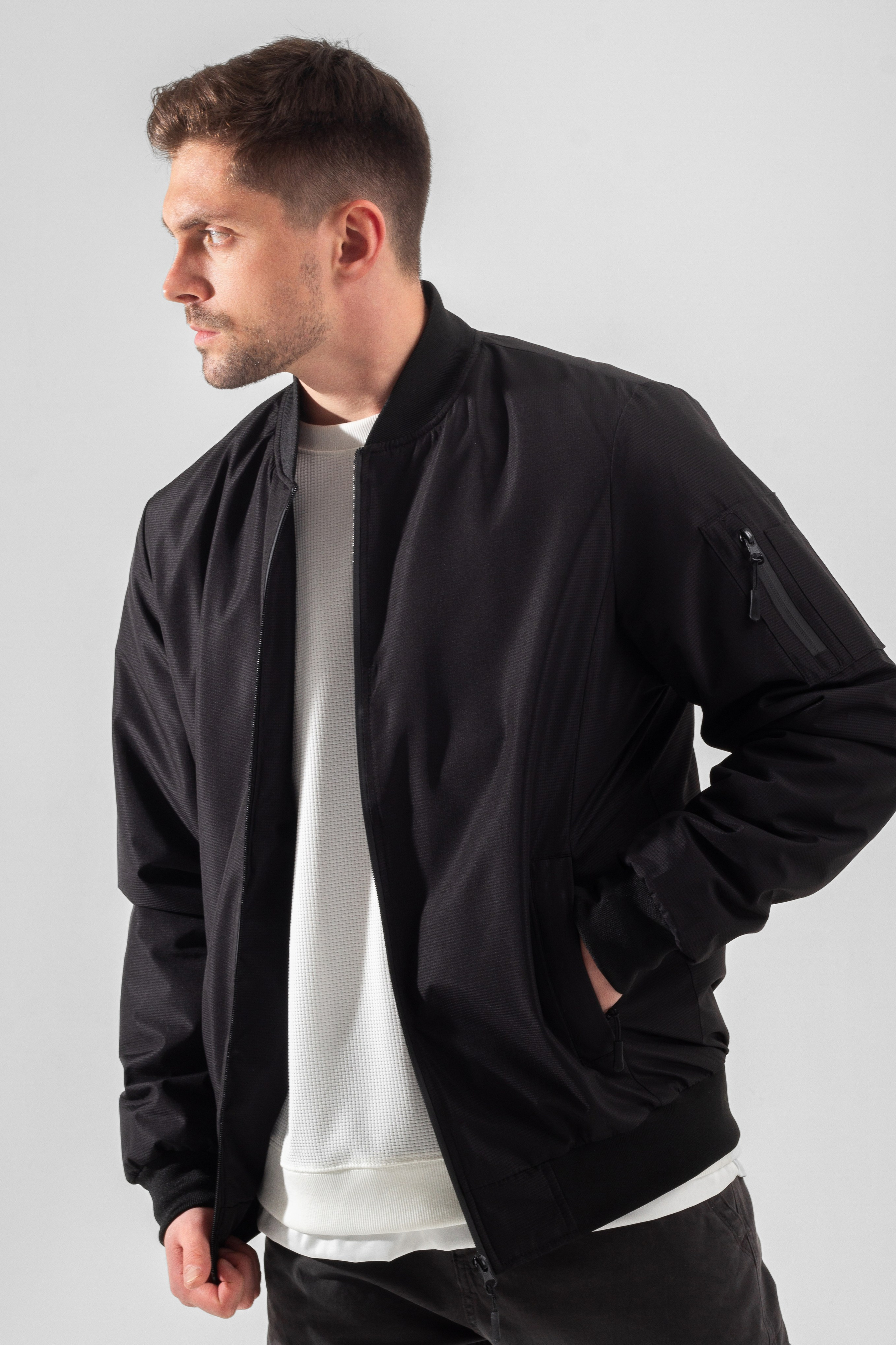 Бомбер — Денис. Фото для маркетплейсов в самых сочных локациях города Сочи