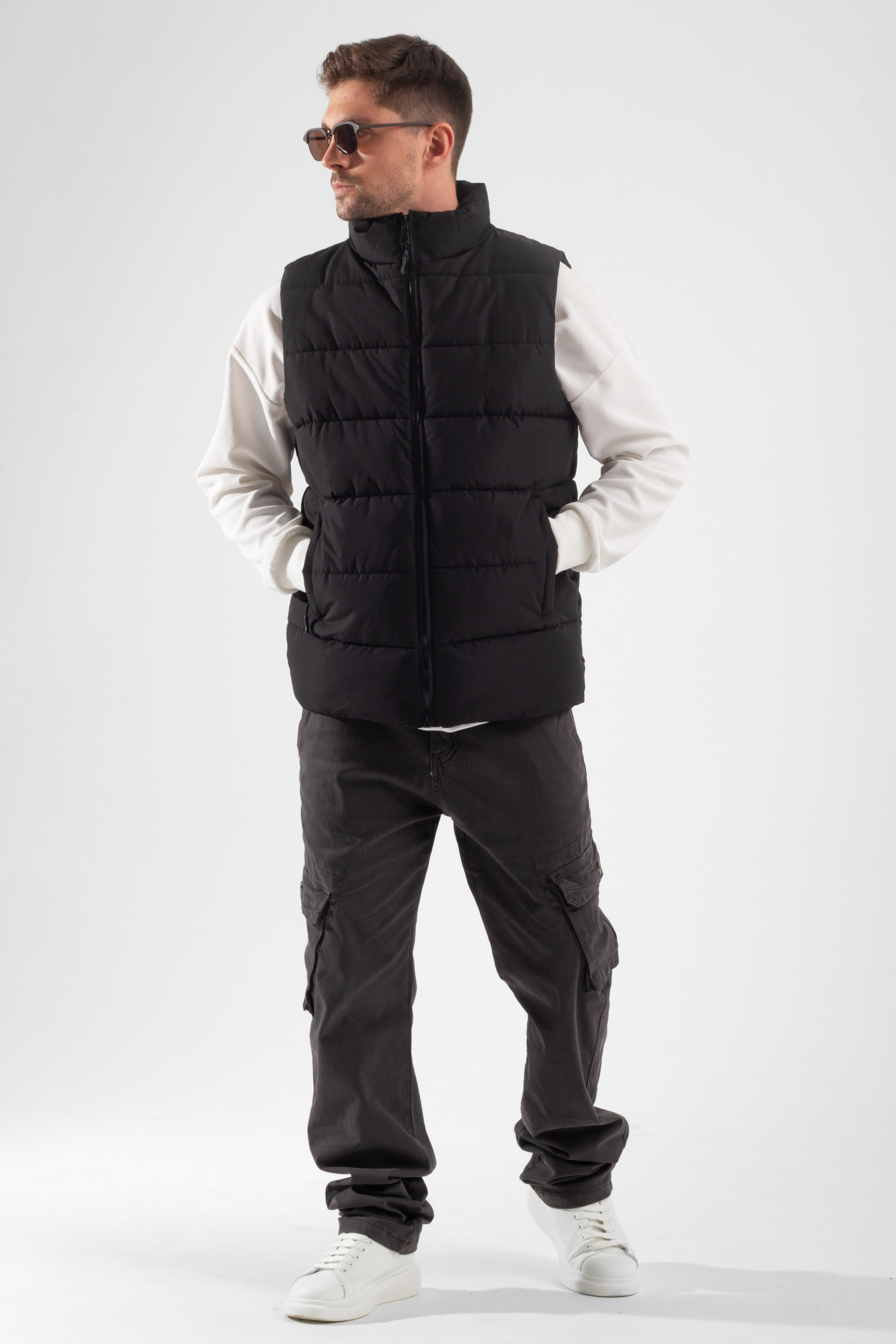 Жилетка — Денис. Фото для маркетплейсов в самых сочных локациях города Сочи