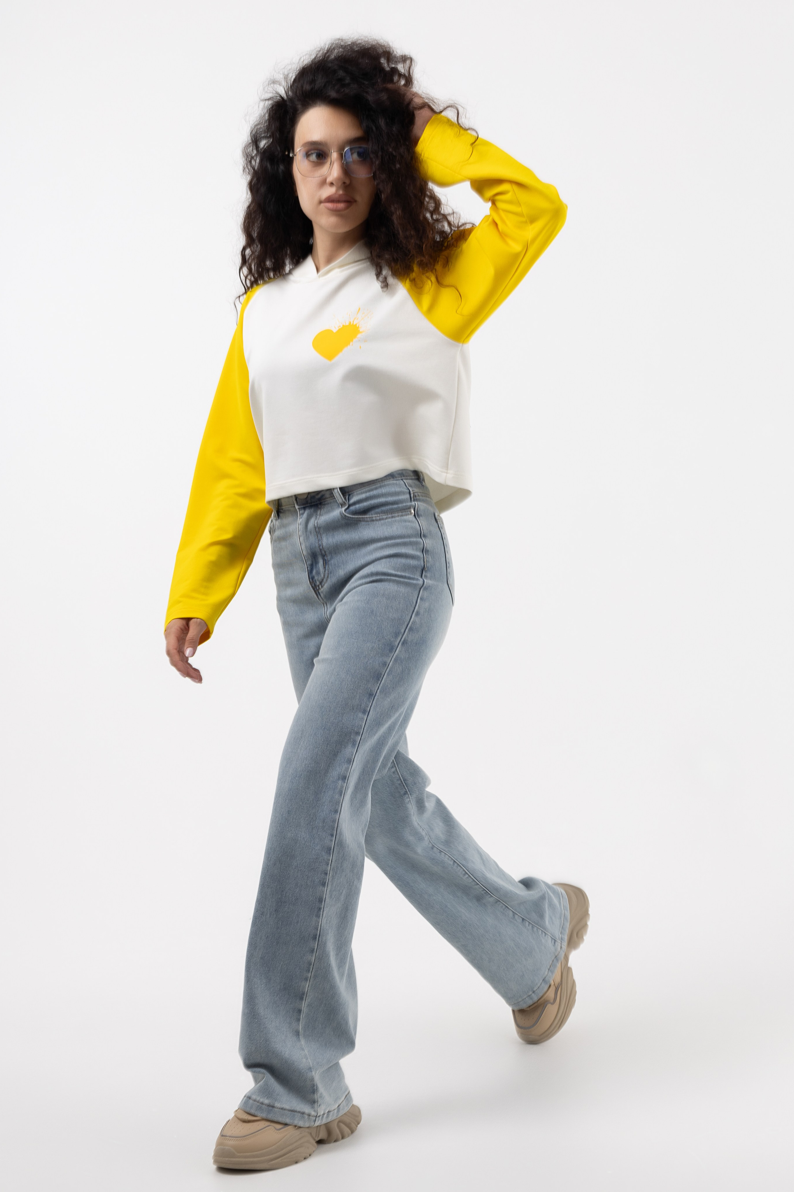 Кроп худи. Фото для маркетплейсов в самых сочных локациях города Сочи