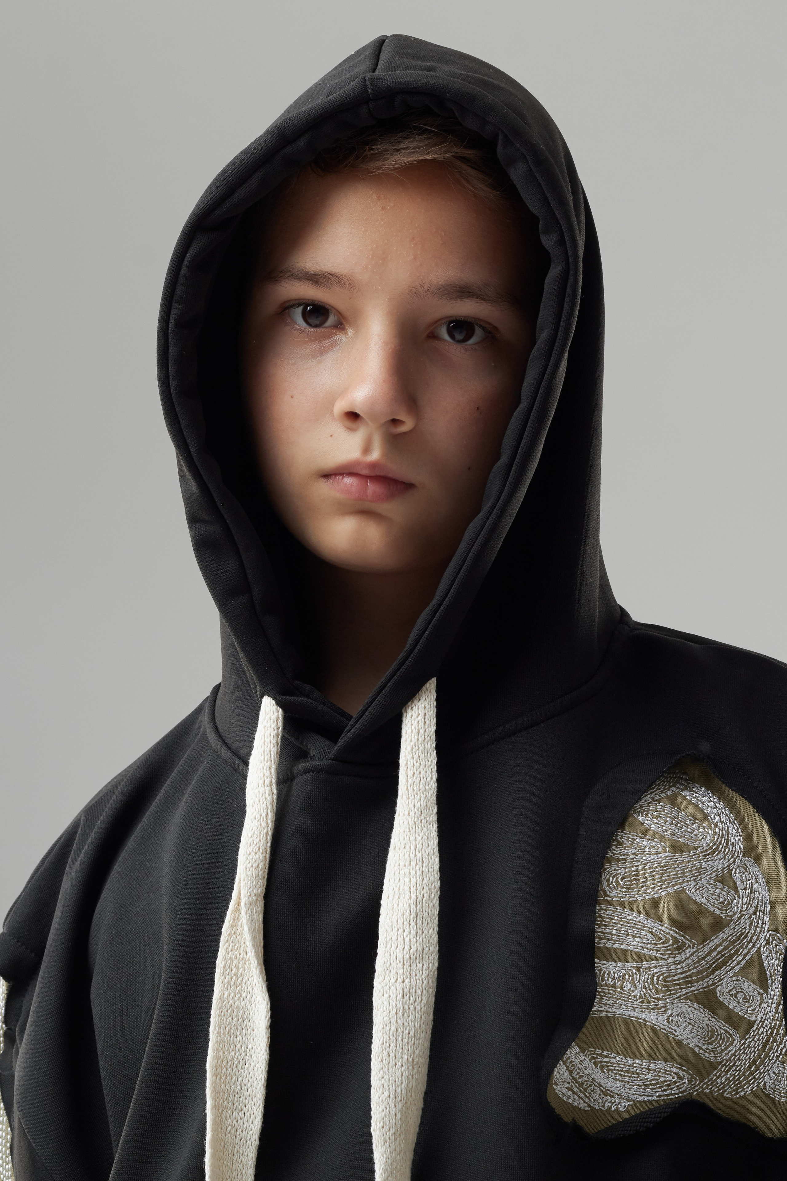 Худи — Лев. Фото для маркетплейсов в самых сочных локациях города Сочи