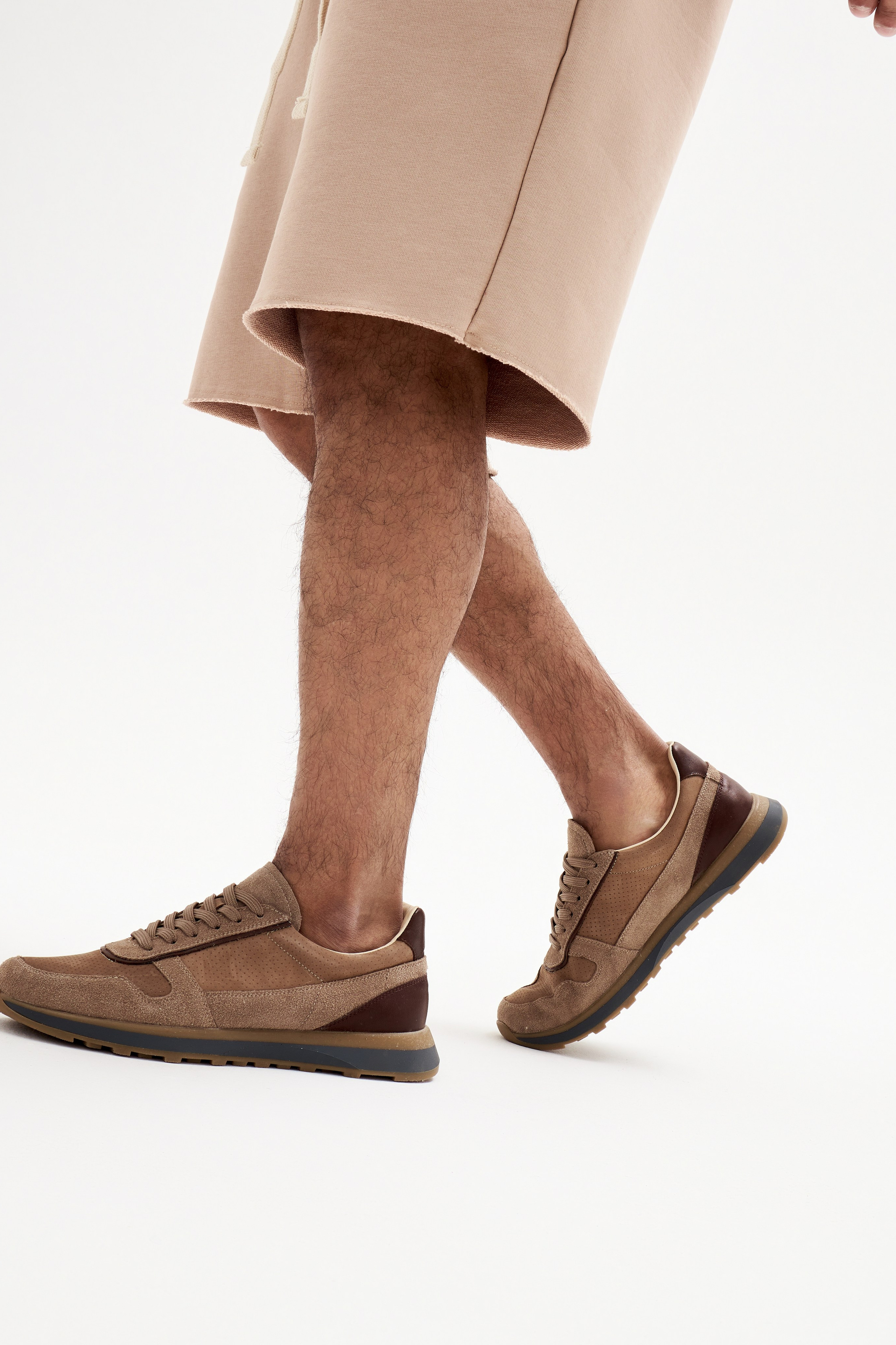 Кроссовки. Стрит съемки для маркетплейсов в Сочи | ИИ контент | fashionprod