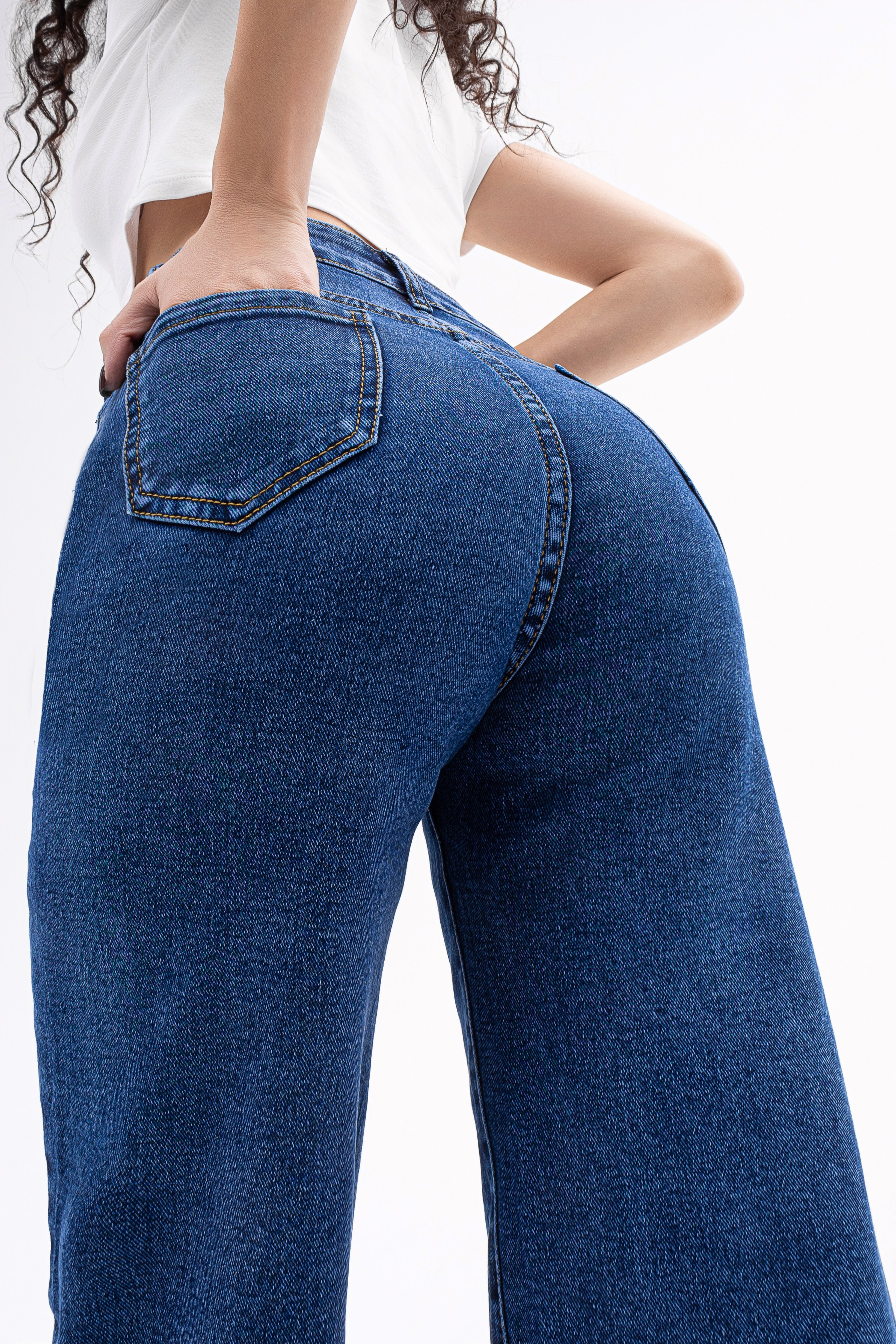 Джинсы. Фото для маркетплейсов в самых сочных локациях города Сочи