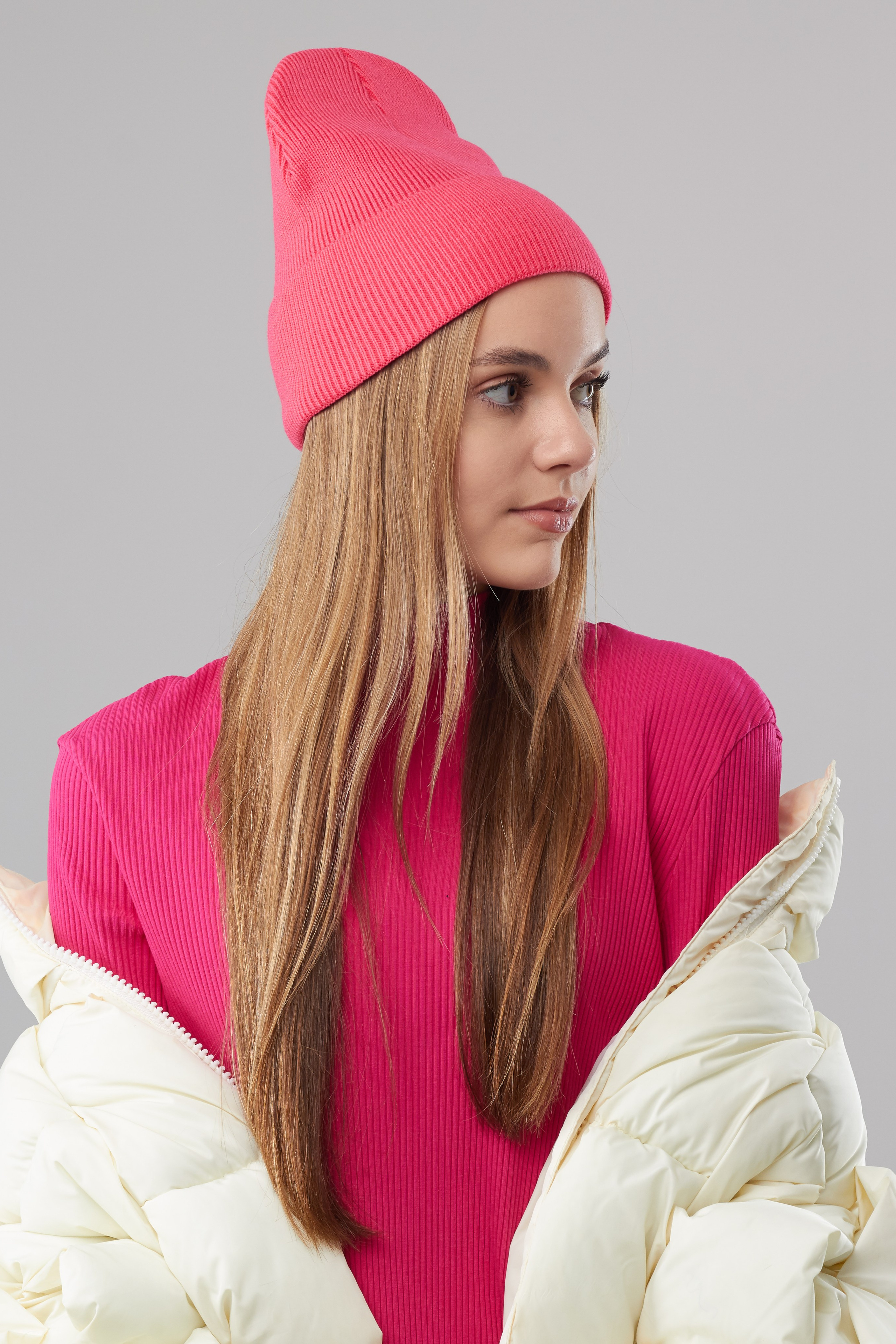 Шапки — Полина. Фото для маркетплейсов в самых сочных локациях города Сочи