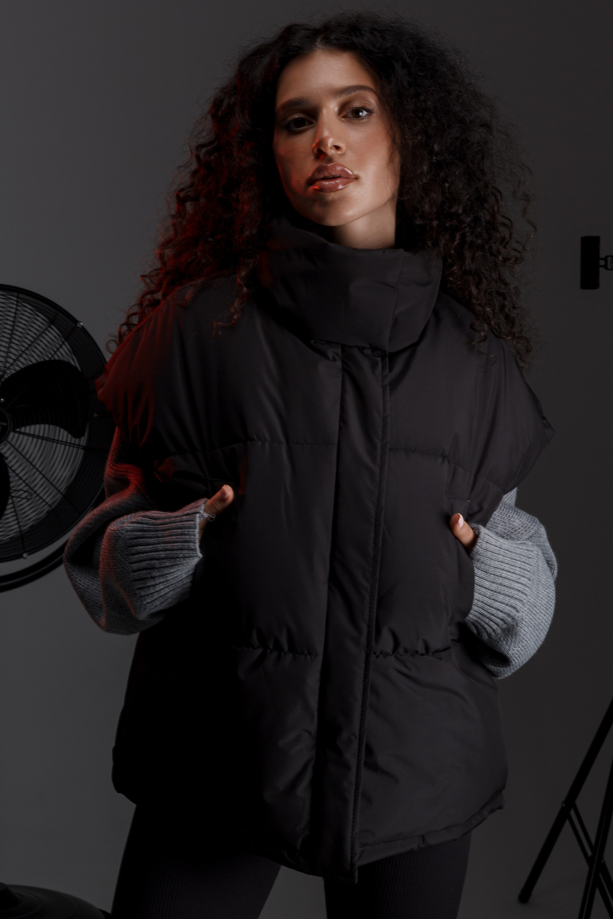 Жилетка — Элана. Фото для маркетплейсов в самых сочных локациях города Сочи