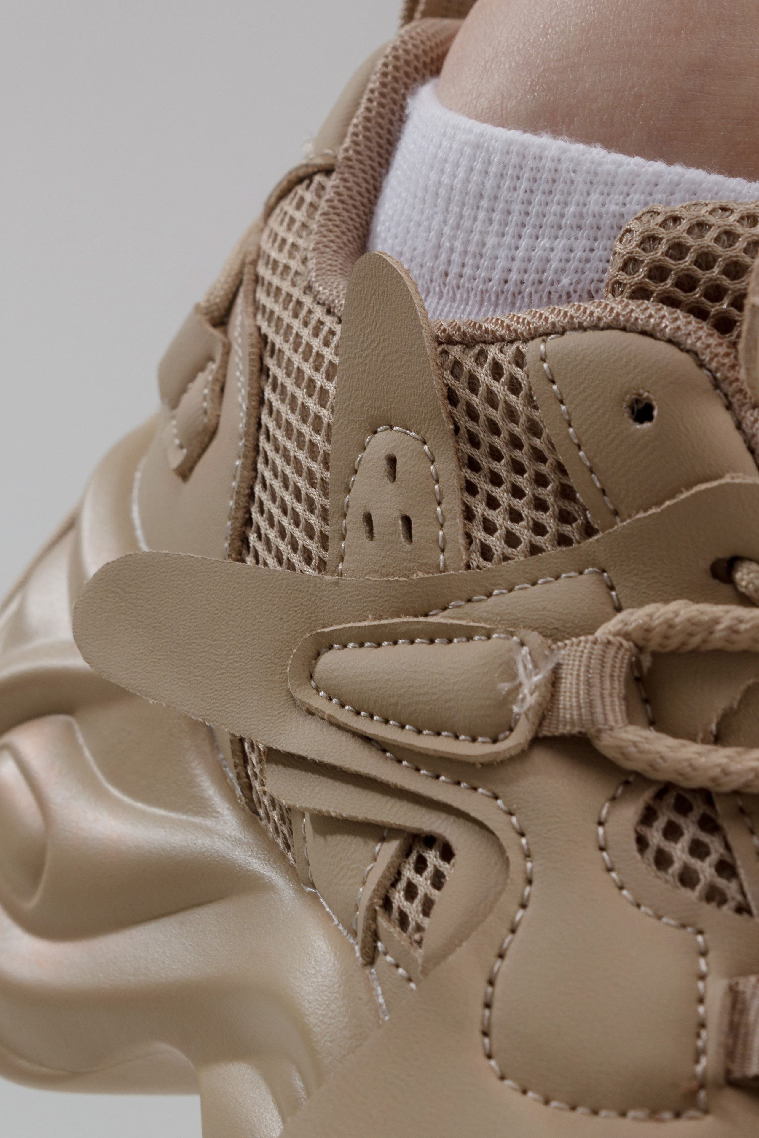 Кроссовки — Милана. Фото для маркетплейсов в самых сочных локациях города Сочи