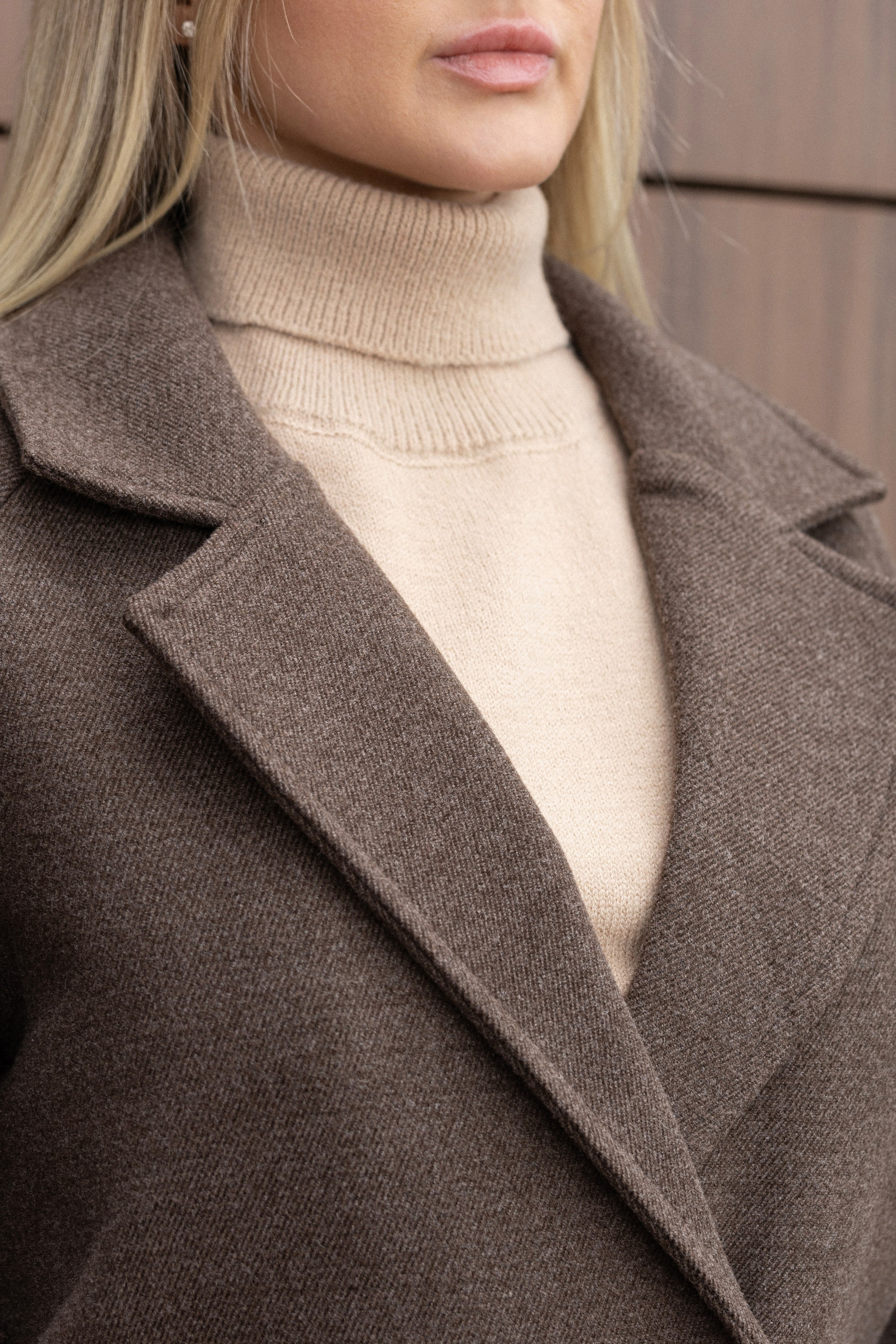 Пальто. Фото для маркетплейсов в самых сочных локациях города Сочи