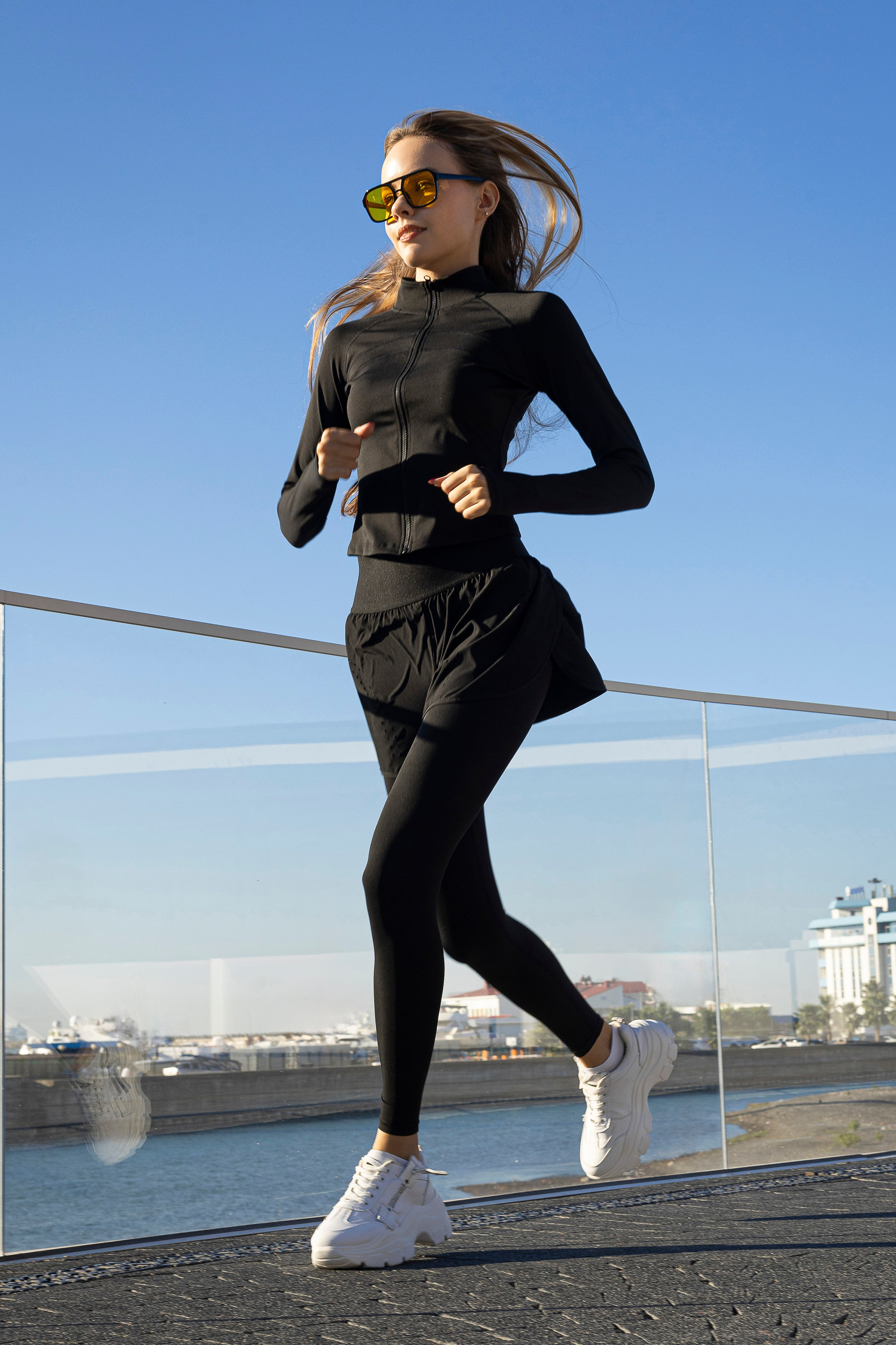 Лонгслив. Фото для маркетплейсов в самых сочных локациях города Сочи