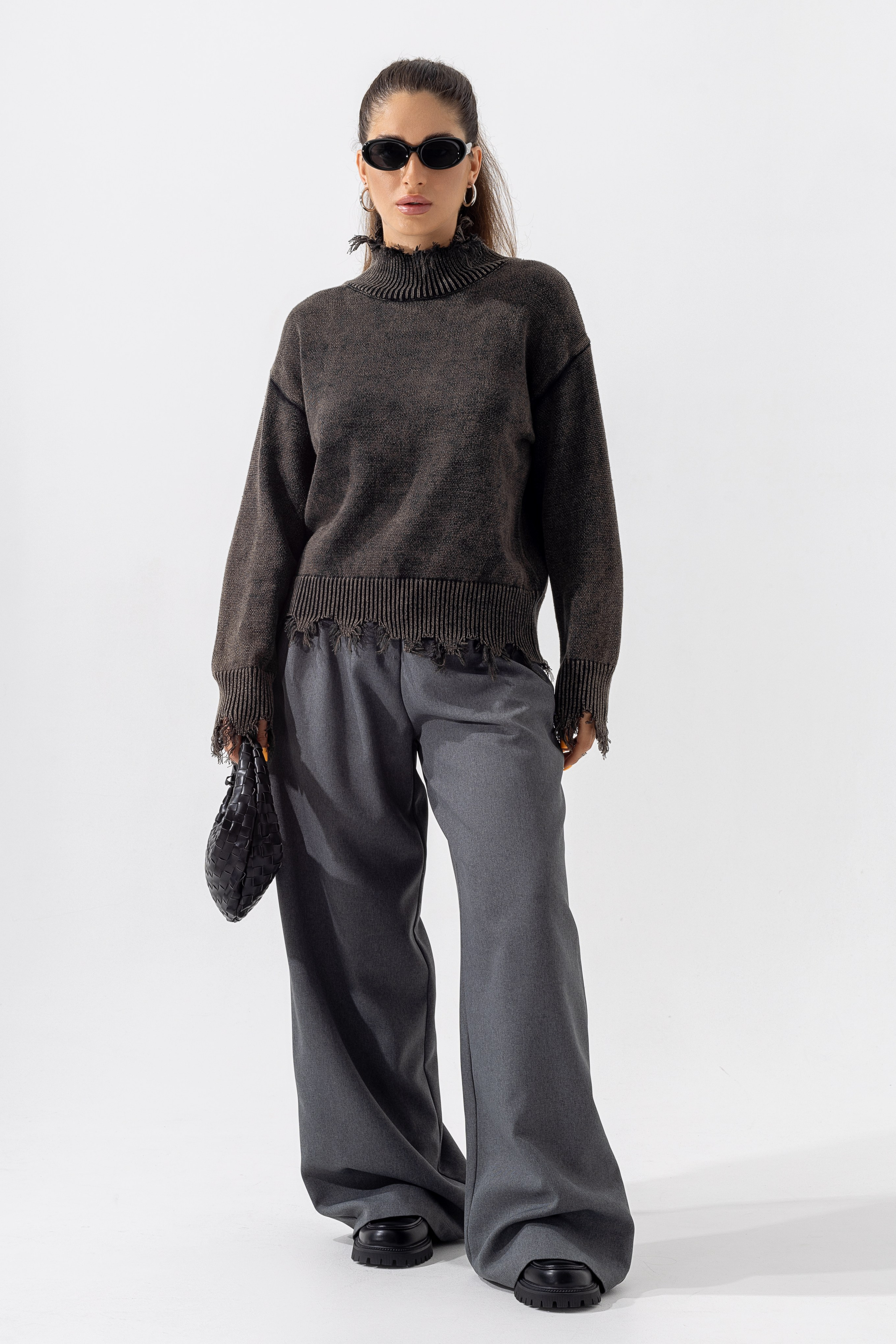 Свитер — Карина. Фото для маркетплейсов в самых сочных локациях города Сочи