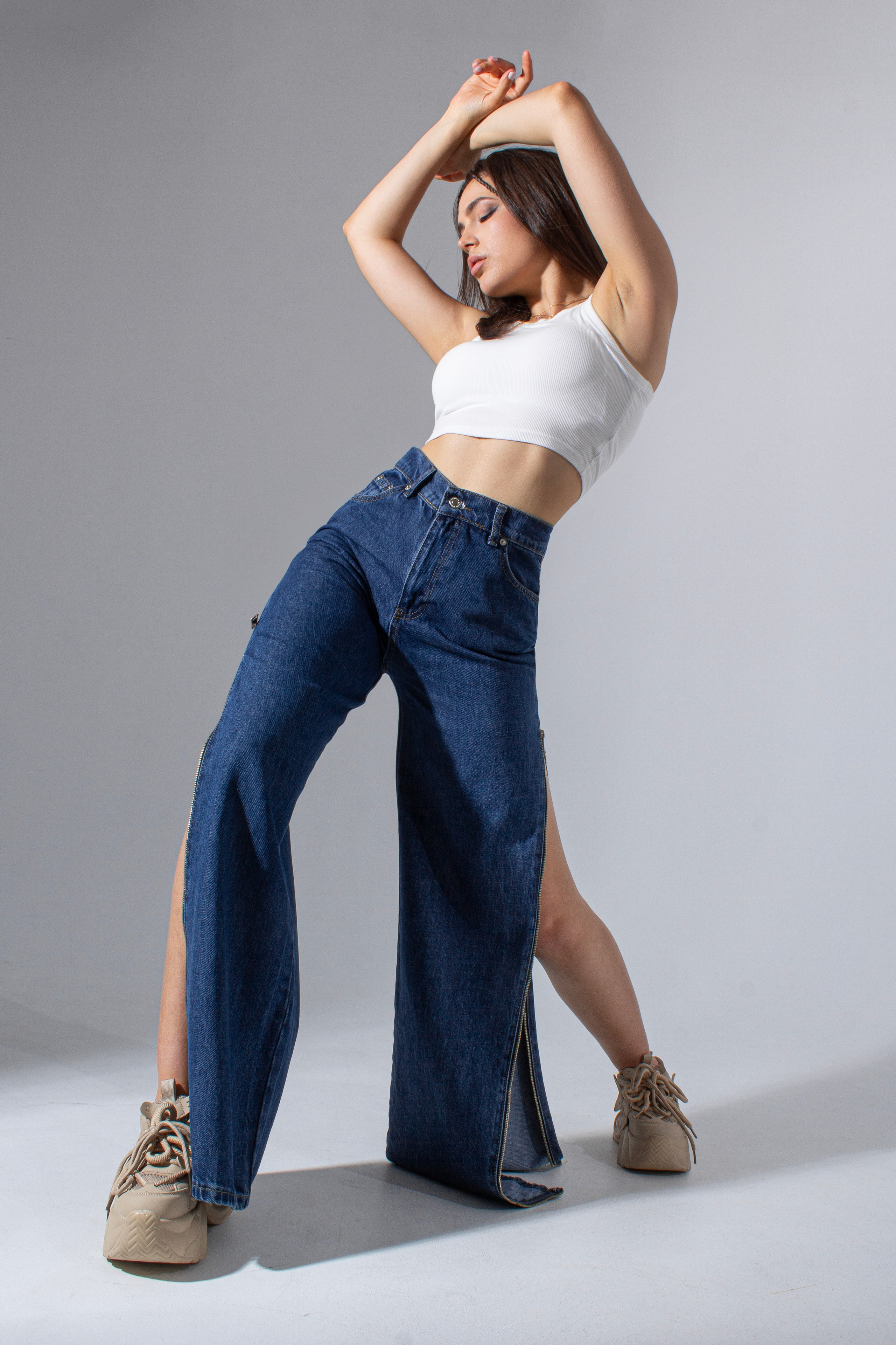 Джинсы. Фото для маркетплейсов в самых сочных локациях города Сочи