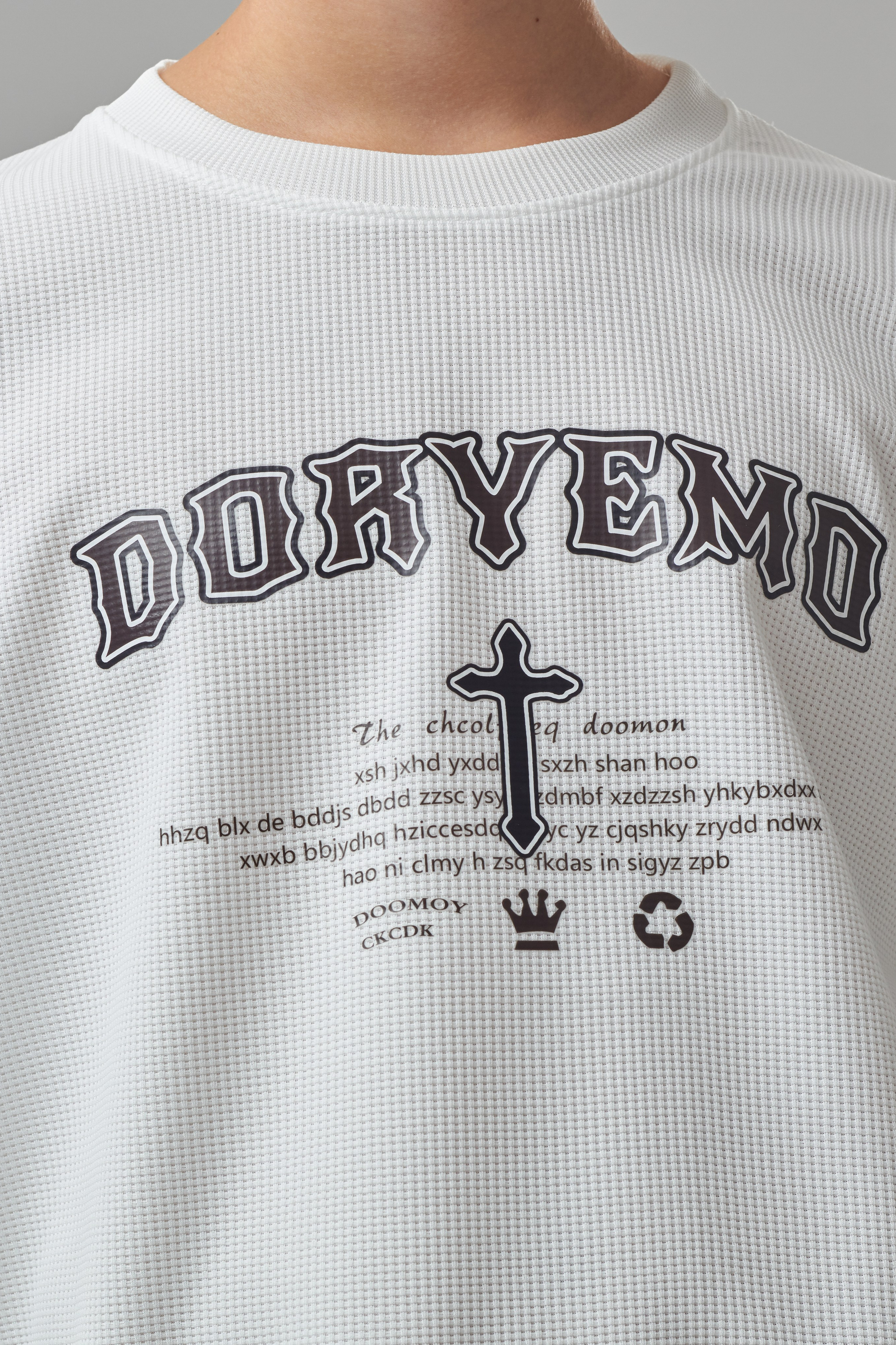 Футболка — Лев. Фото для маркетплейсов в самых сочных локациях города Сочи