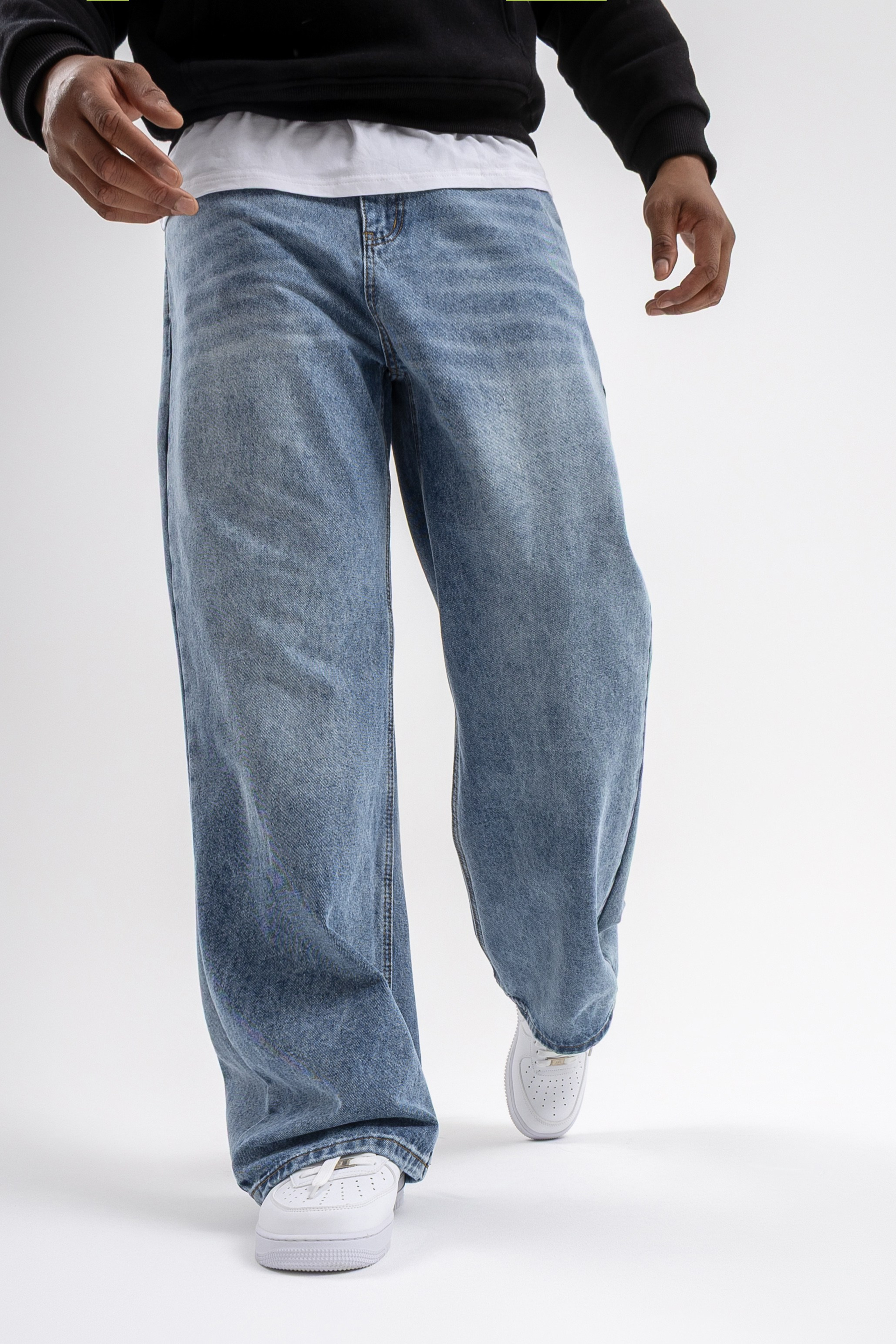 Джинсы. Фото для маркетплейсов в самых сочных локациях города Сочи