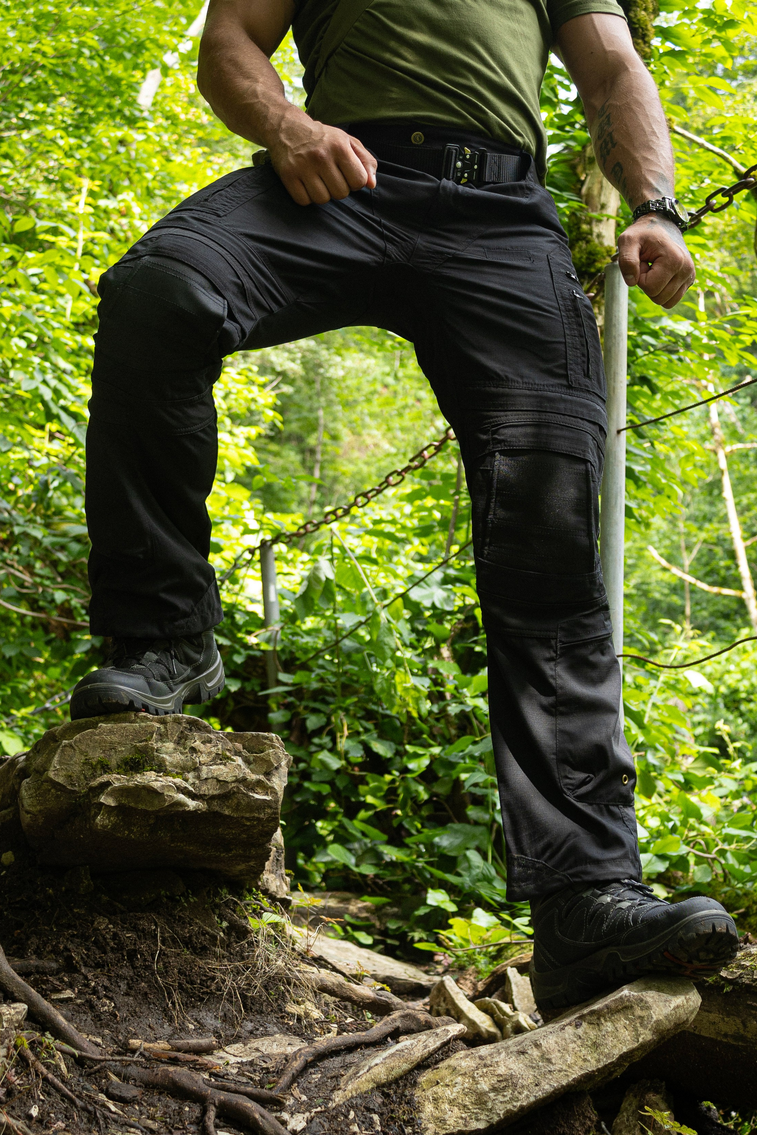 Тактические штаны. Фото для маркетплейсов в самых сочных локациях города Сочи