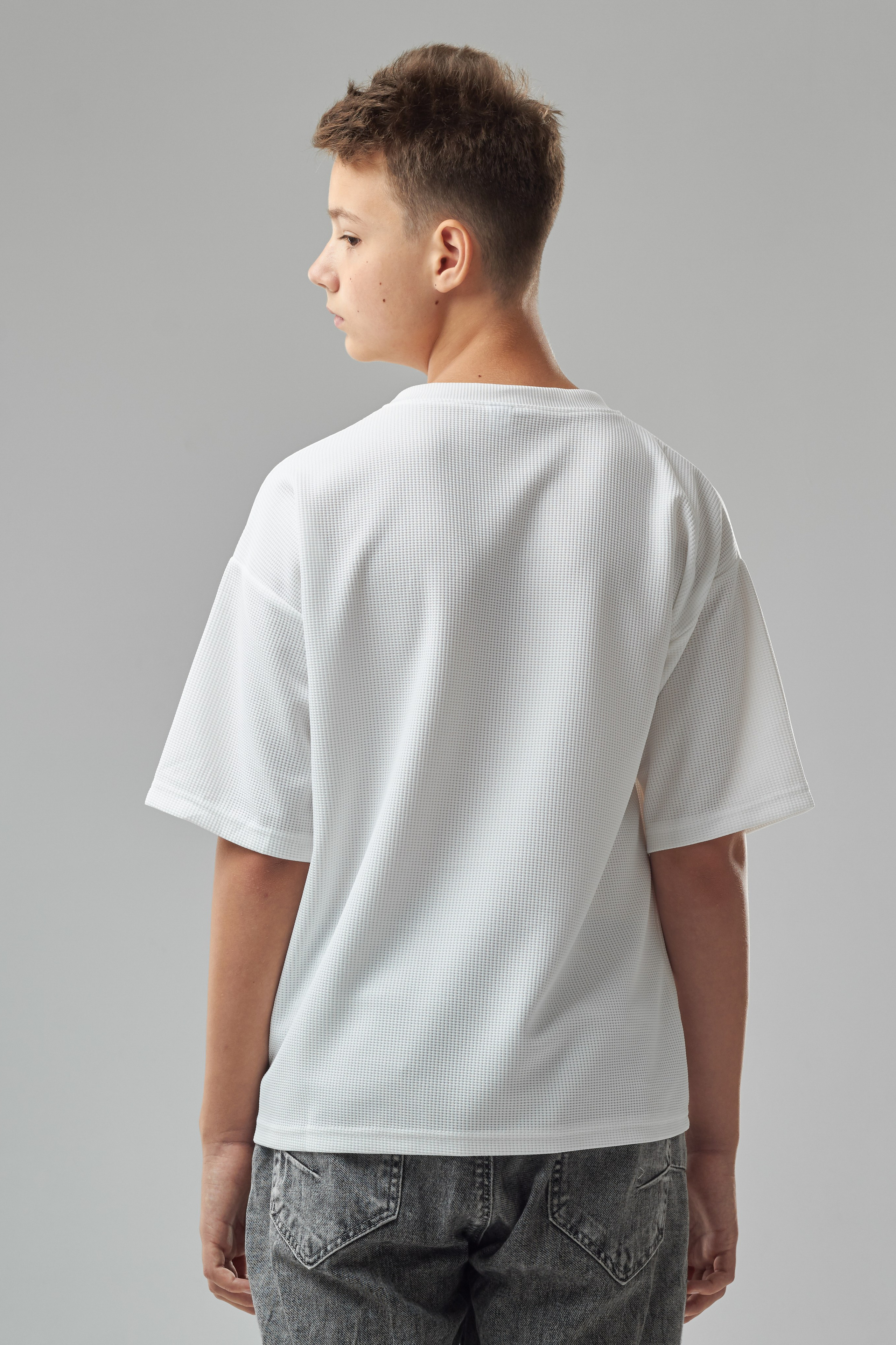 Футболка — Лев. Фото для маркетплейсов в самых сочных локациях города Сочи