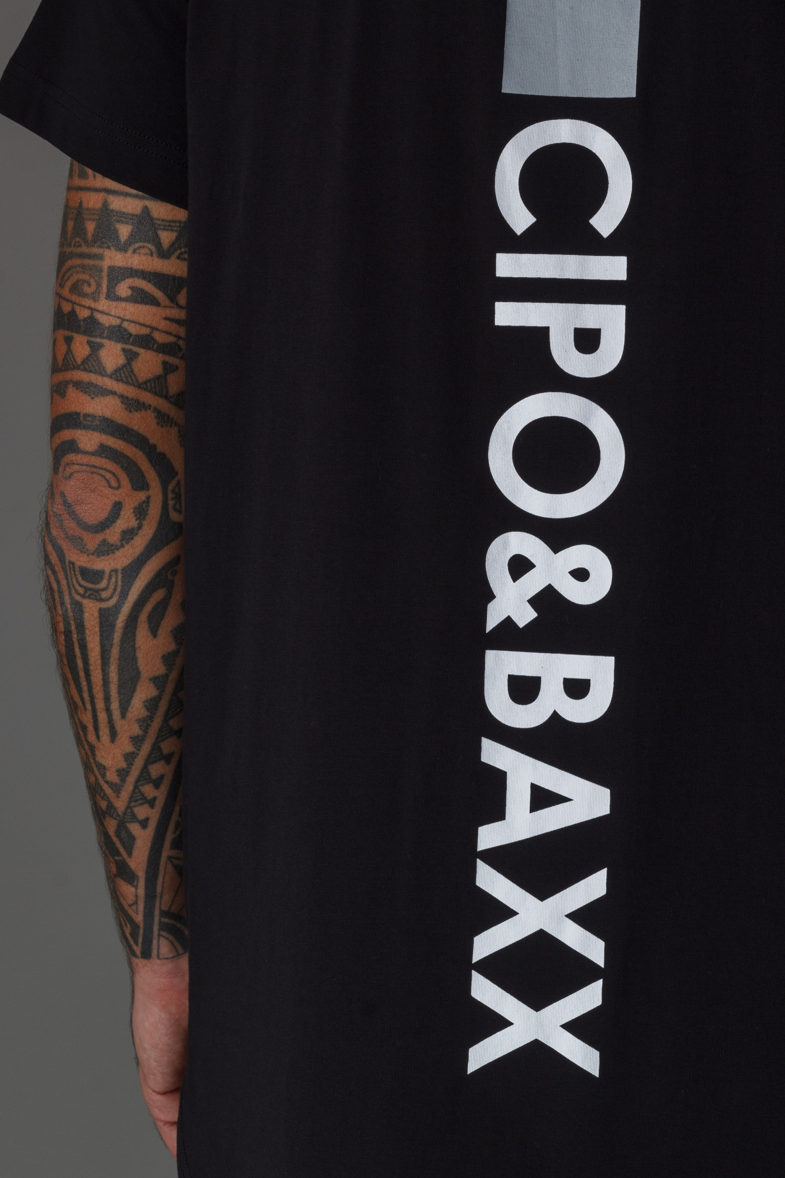 Футболка — Сергей. Фото для маркетплейсов в самых сочных локациях города Сочи