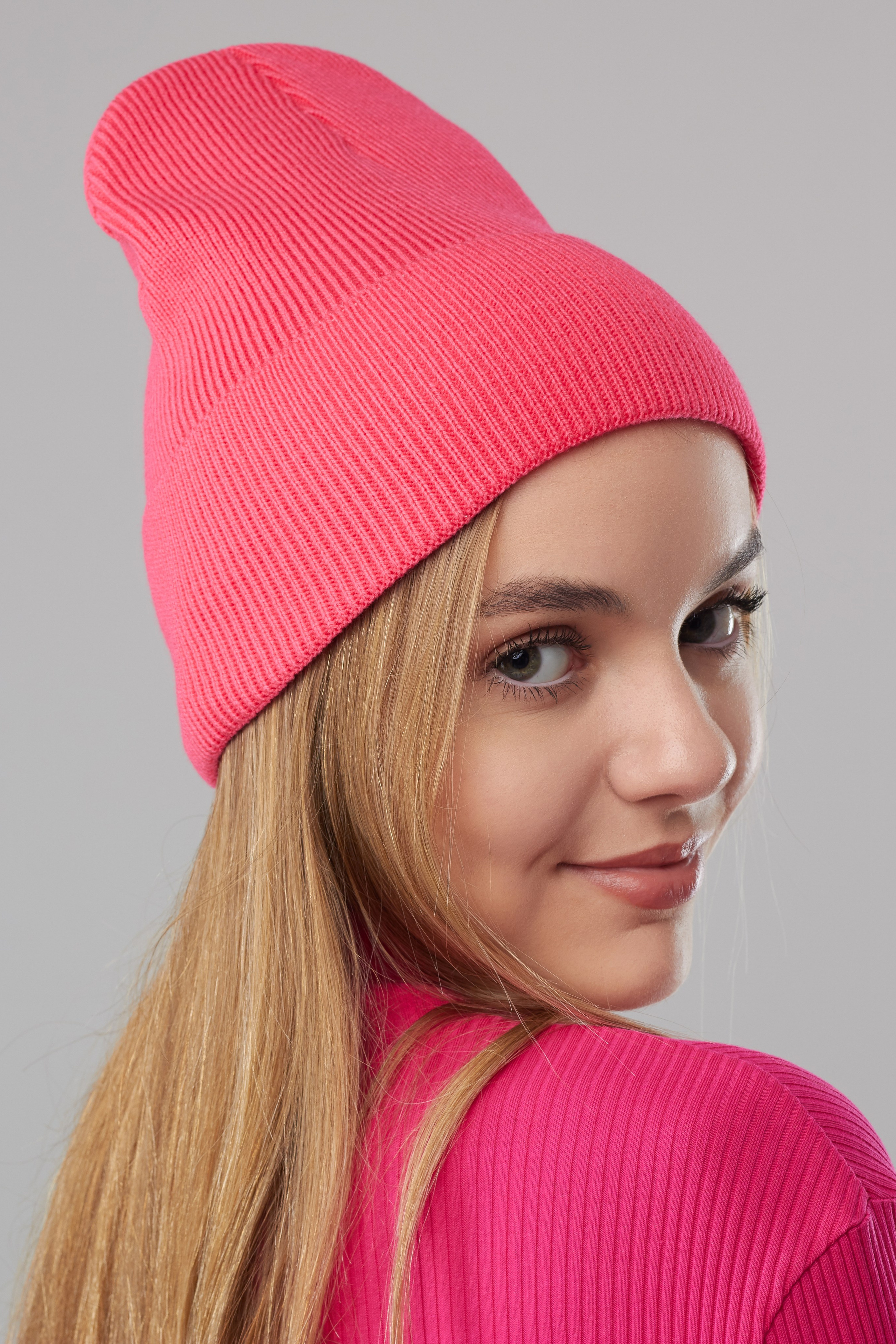 Шапки — Полина. Фото для маркетплейсов в самых сочных локациях города Сочи