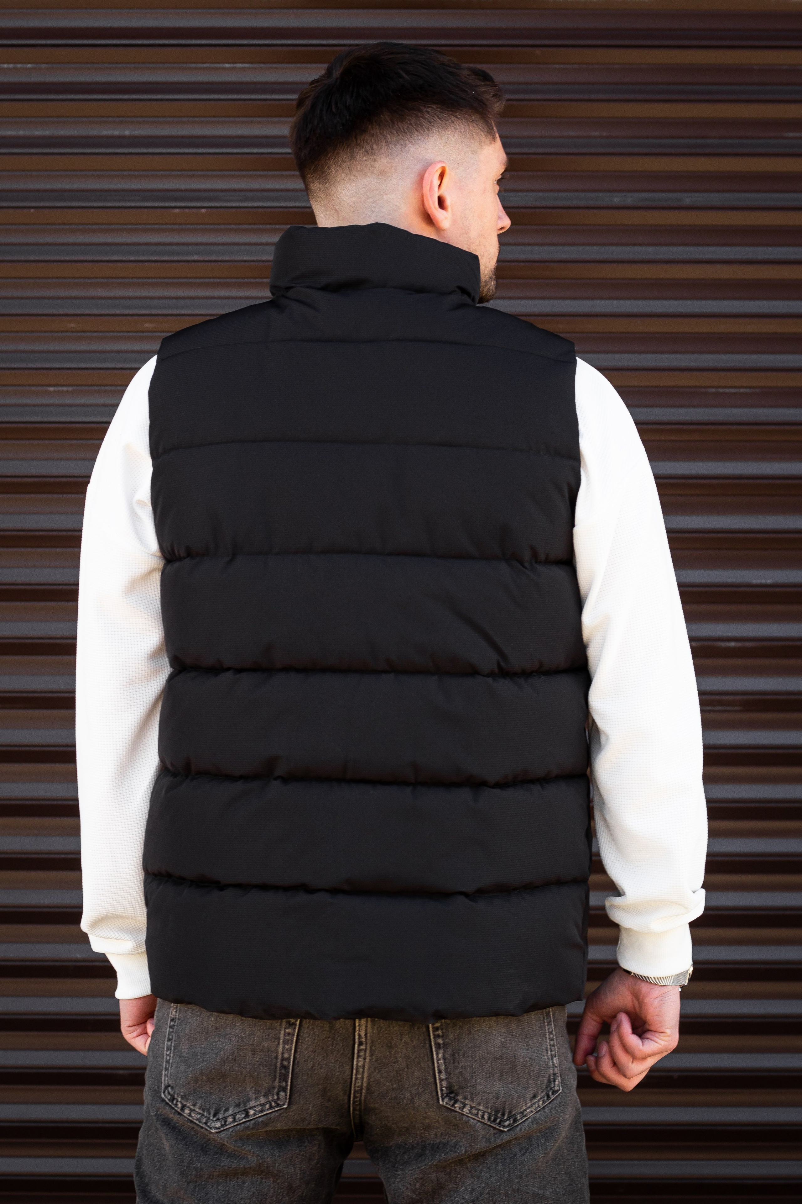 Жилетка — Денис. Фото для маркетплейсов в самых сочных локациях города Сочи