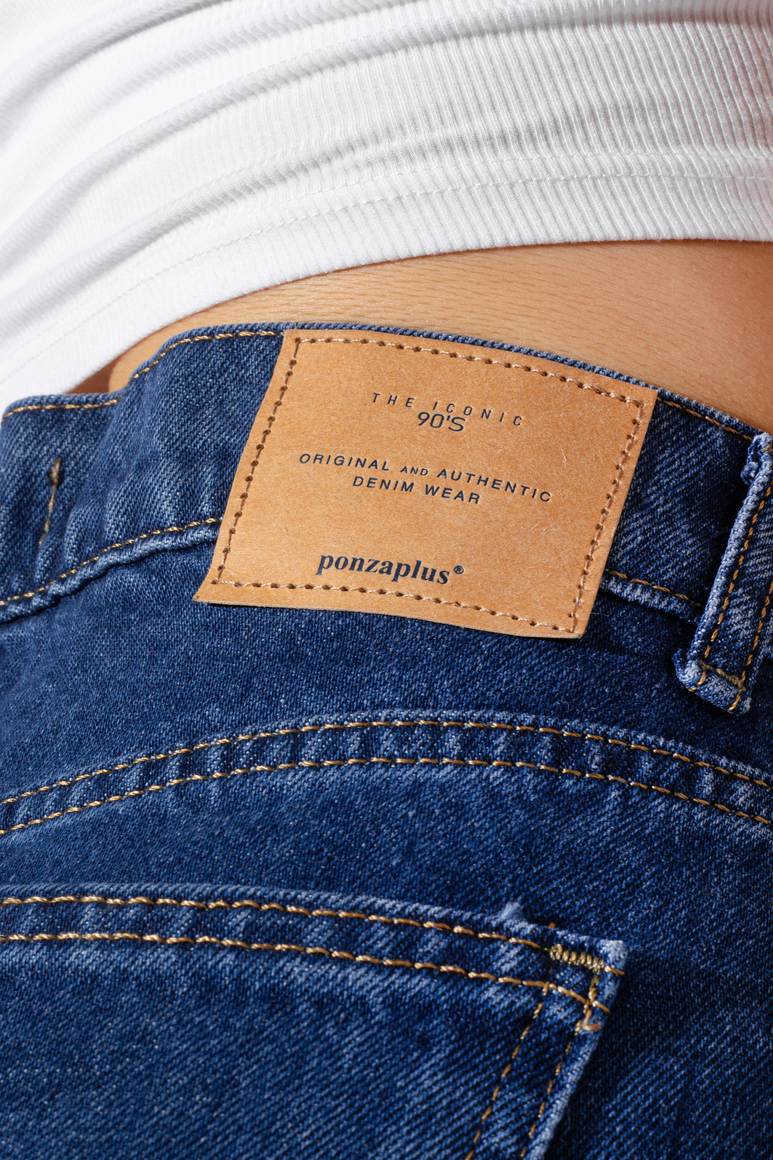 Джинсы. Фото для маркетплейсов в самых сочных локациях города Сочи