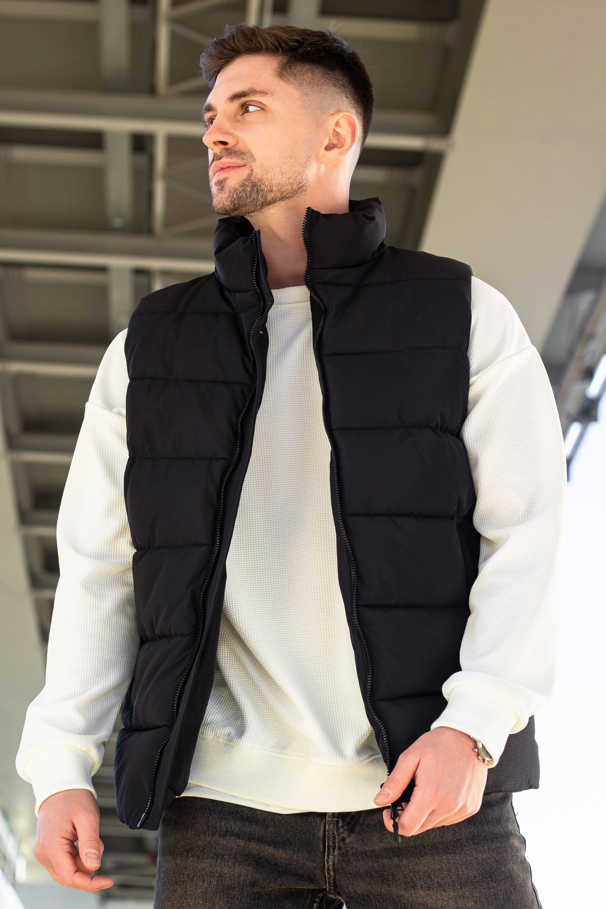 Жилетка — Денис. Фото для маркетплейсов в самых сочных локациях города Сочи