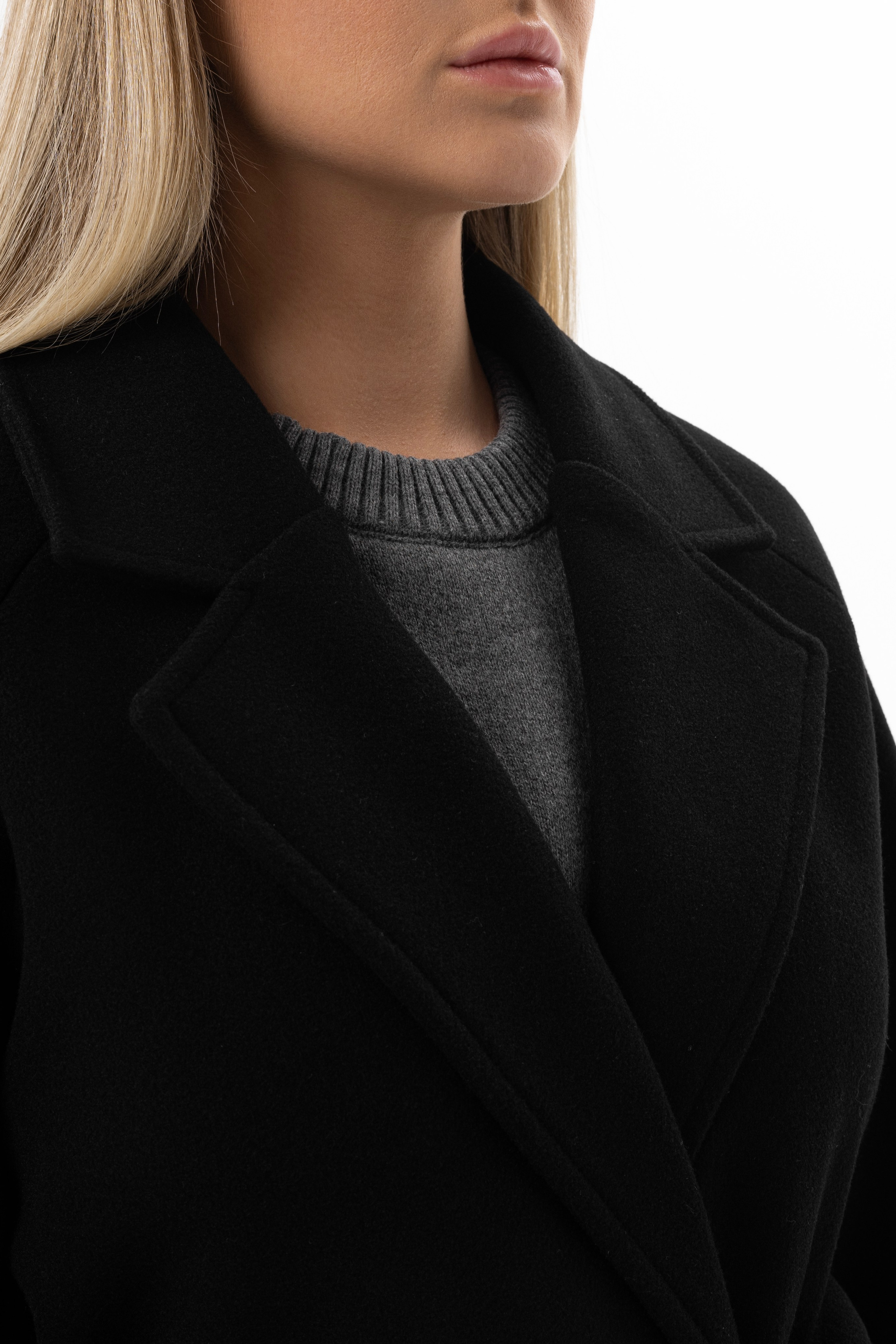 Пальто. Фото для маркетплейсов в самых сочных локациях города Сочи