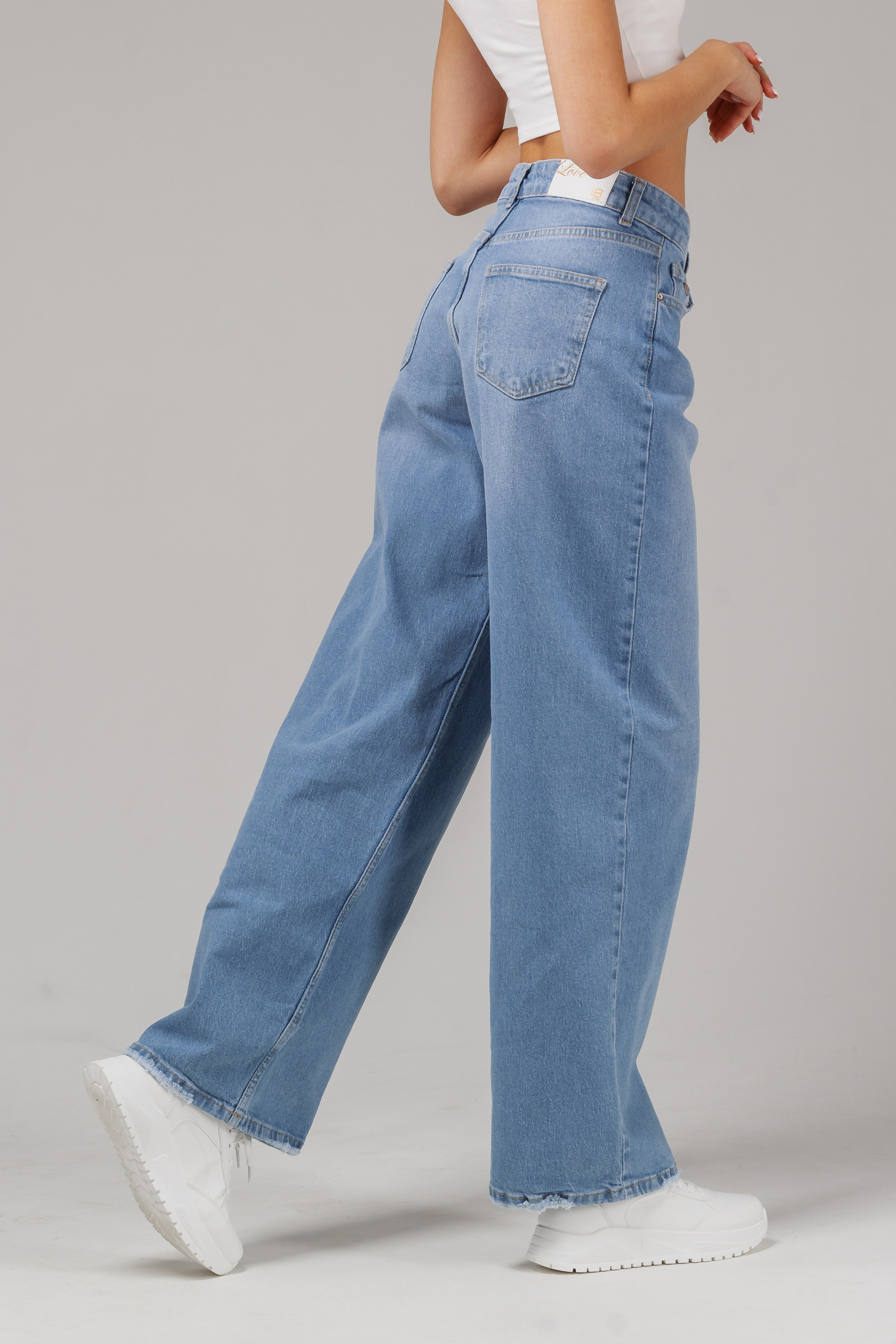 Джинсы — Лиза В. Фото для маркетплейсов в самых сочных локациях города Сочи