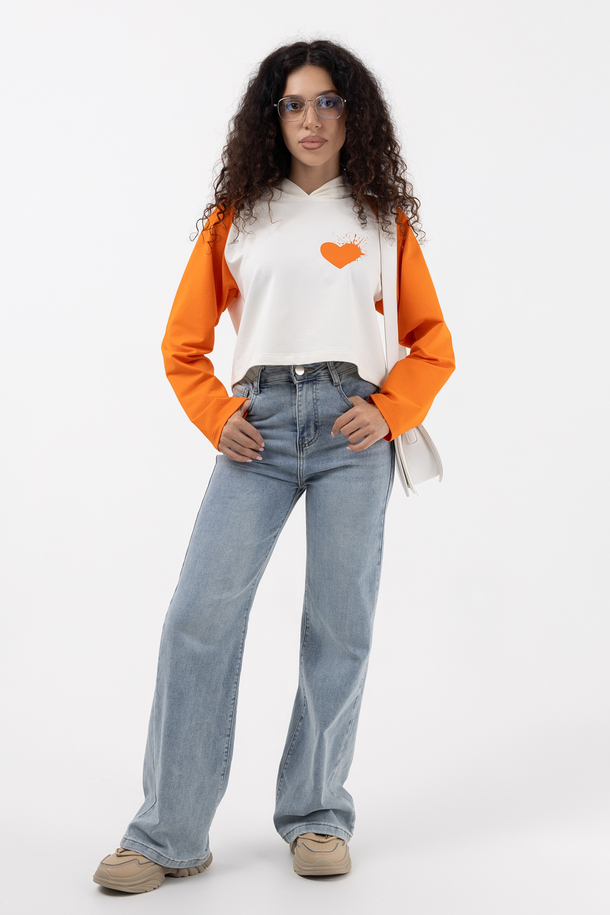 Кроп худи. Фото для маркетплейсов в самых сочных локациях города Сочи