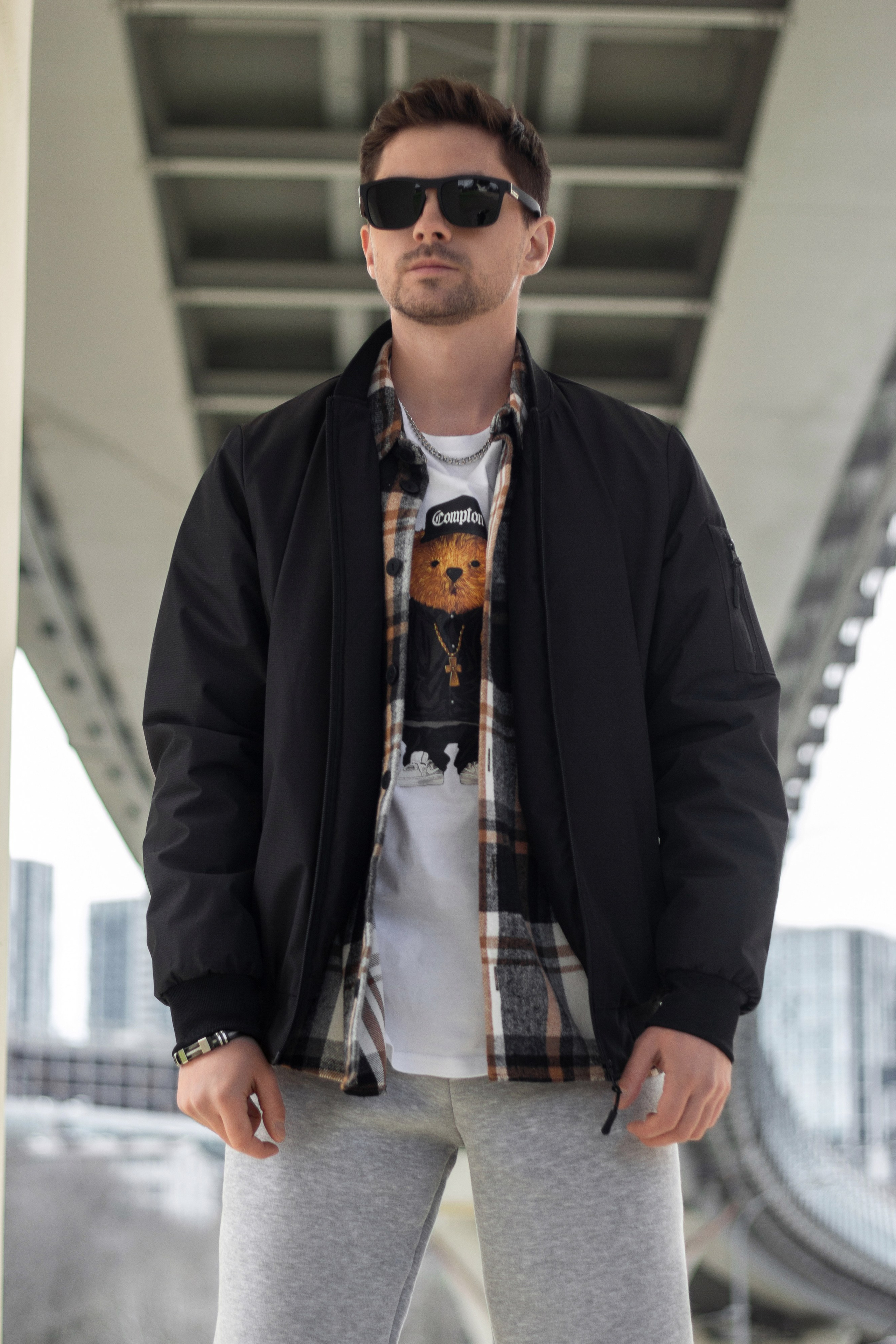 Бомбер. Фото для маркетплейсов в самых сочных локациях города Сочи