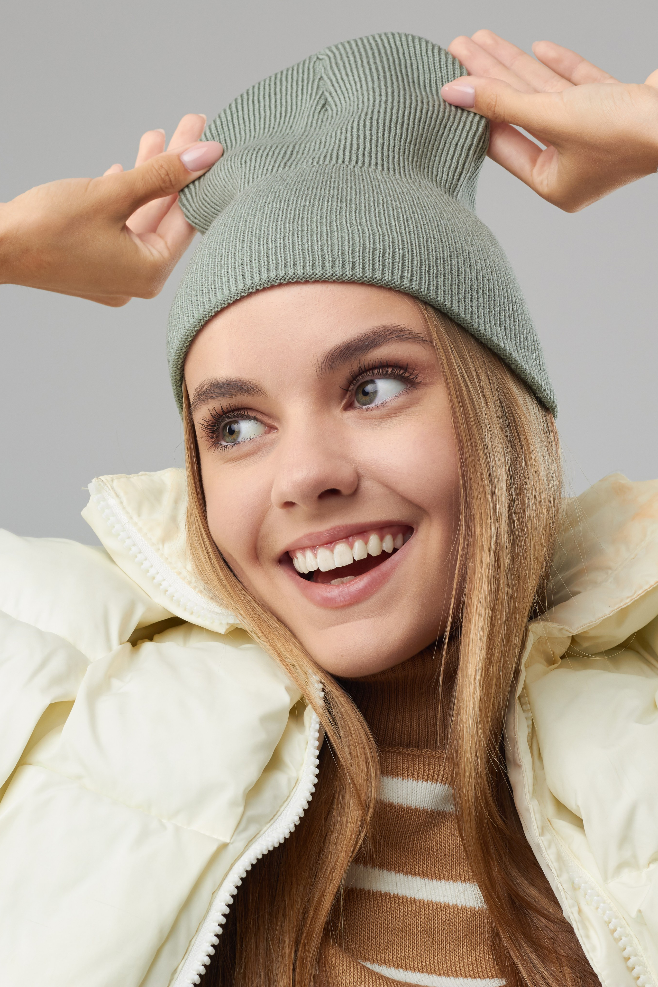 Шапки — Полина. Фото для маркетплейсов в самых сочных локациях города Сочи