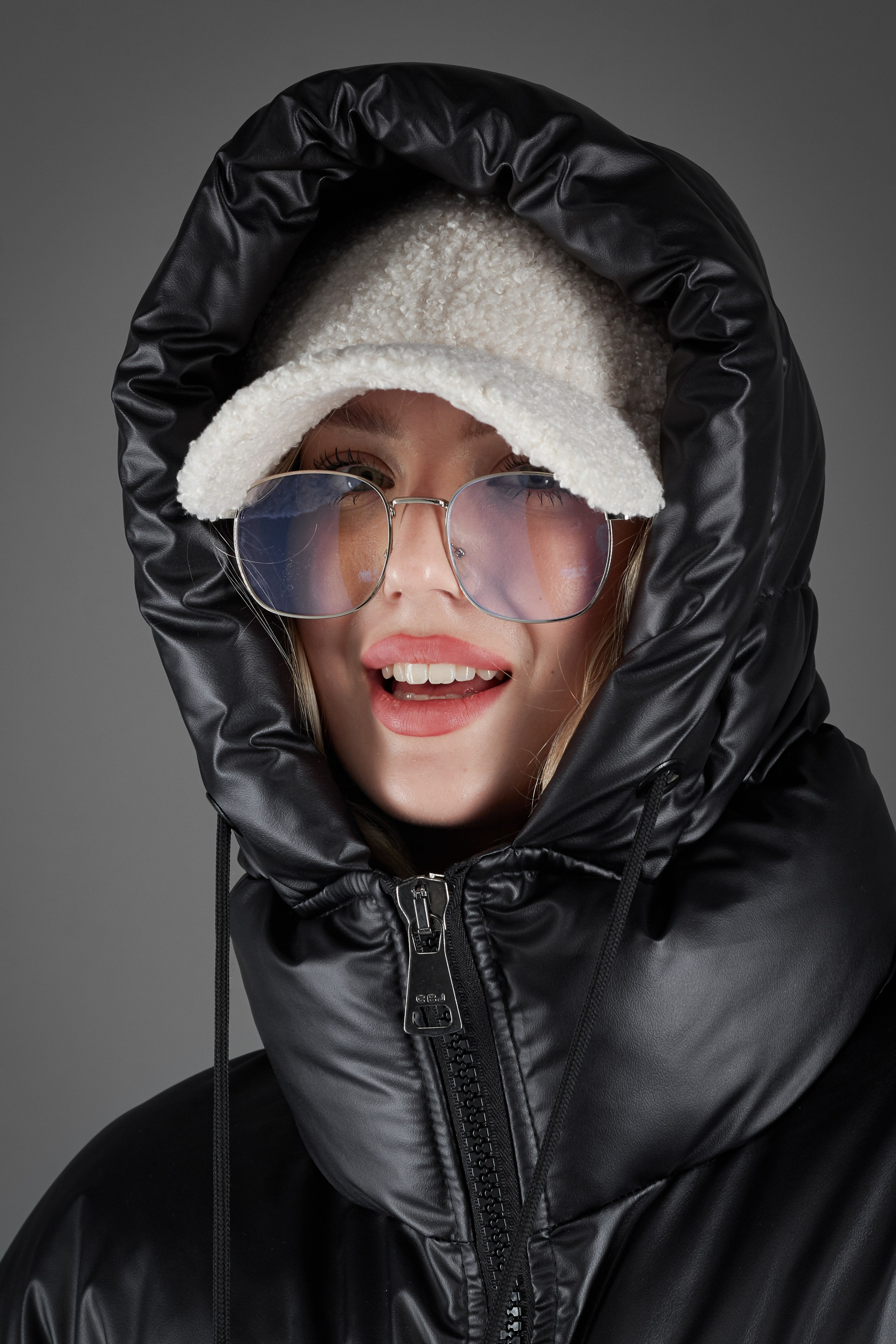 Пуховик — Лиза В. Фото для маркетплейсов в самых сочных локациях города Сочи