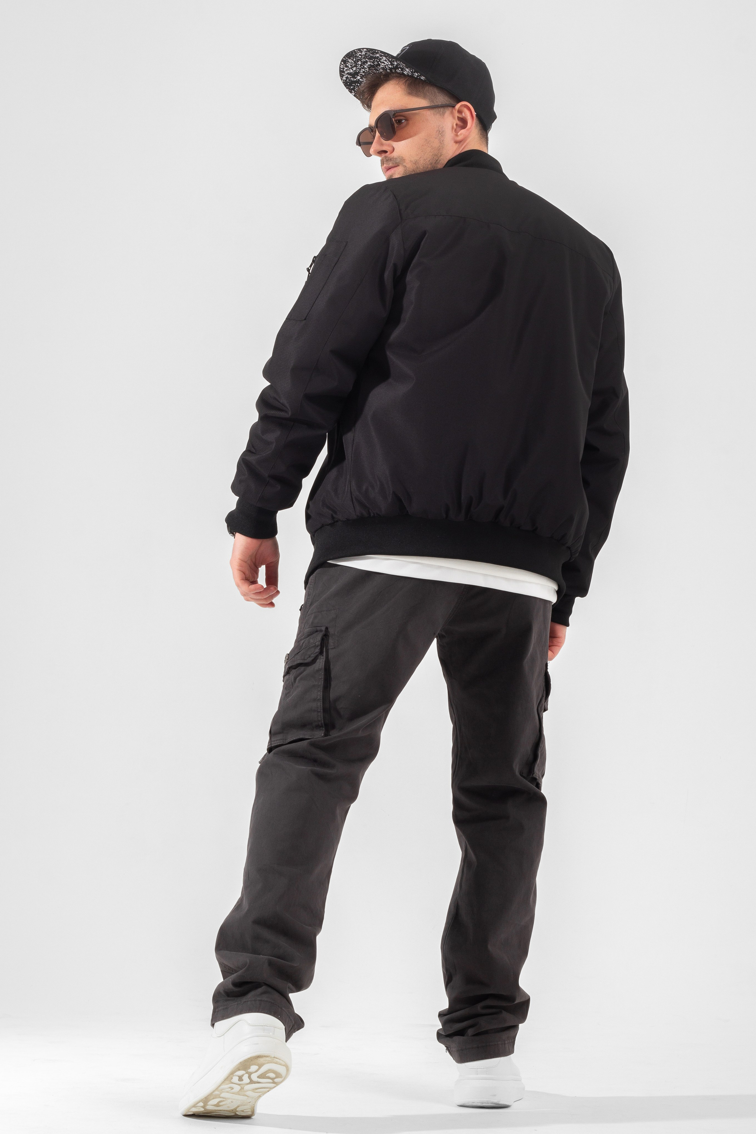 Бомбер — Денис. Фото для маркетплейсов в самых сочных локациях города Сочи