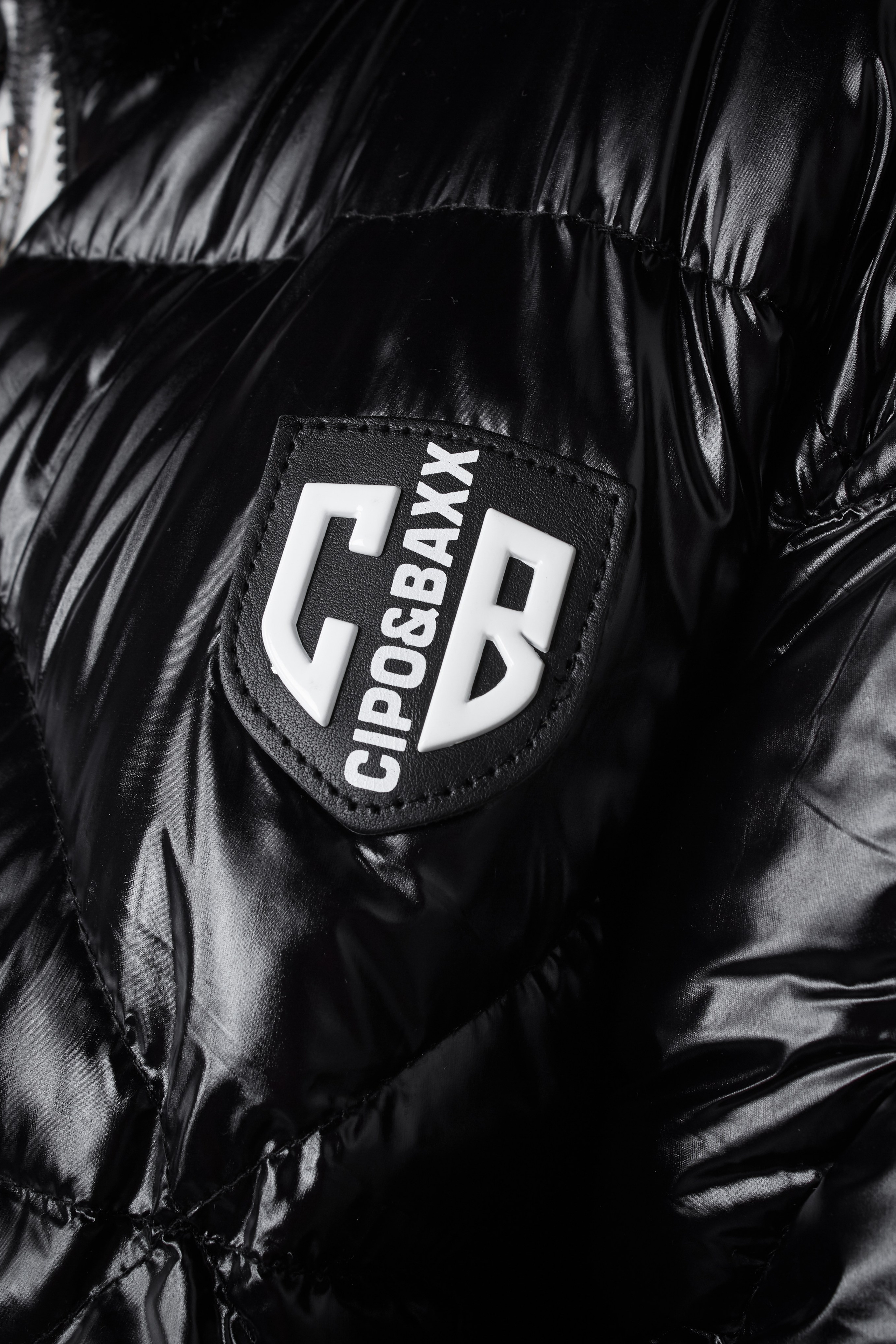 Пуховики — Каролина. Фото для маркетплейсов в самых сочных локациях города Сочи