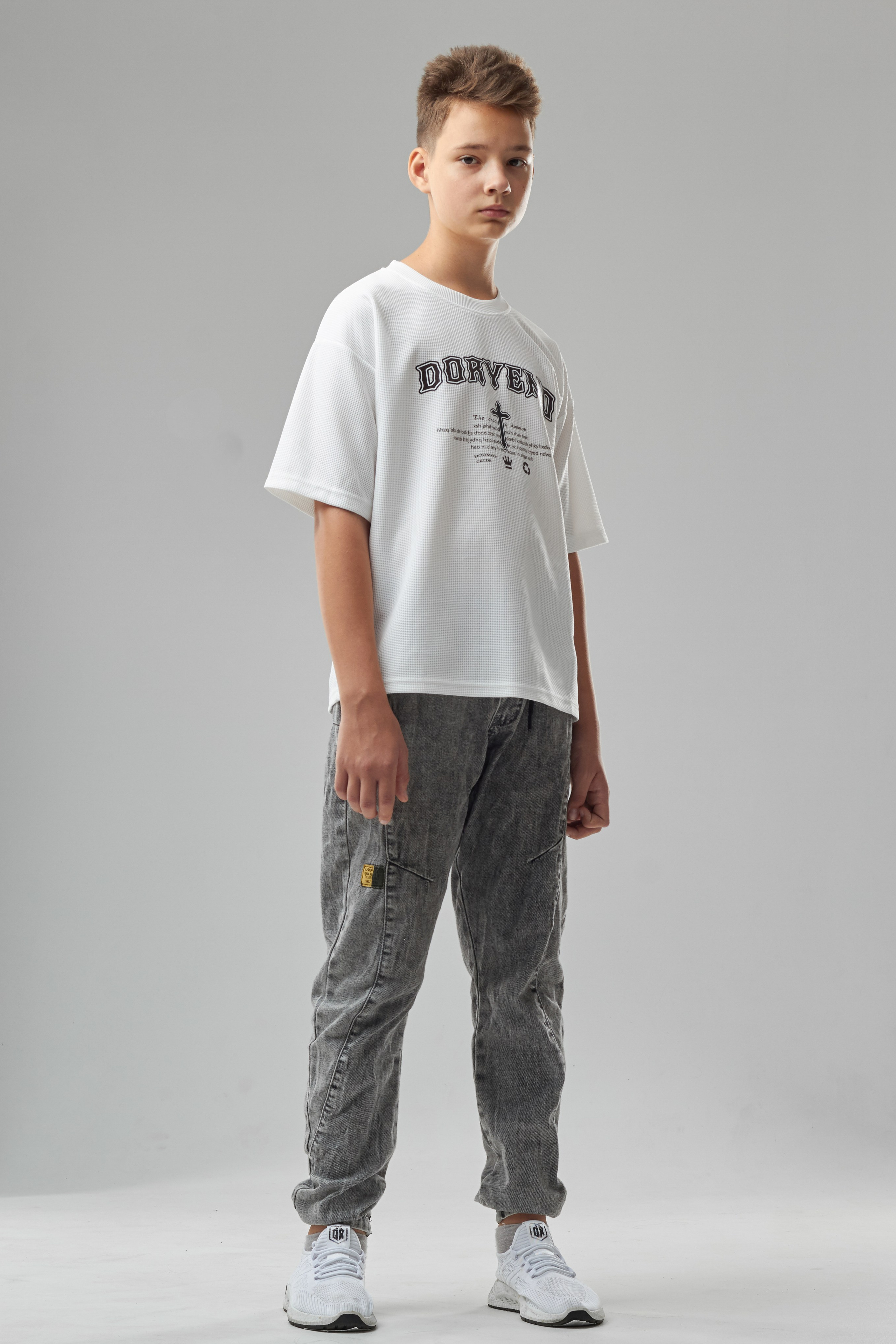 Футболка — Лев. Фото для маркетплейсов в самых сочных локациях города Сочи