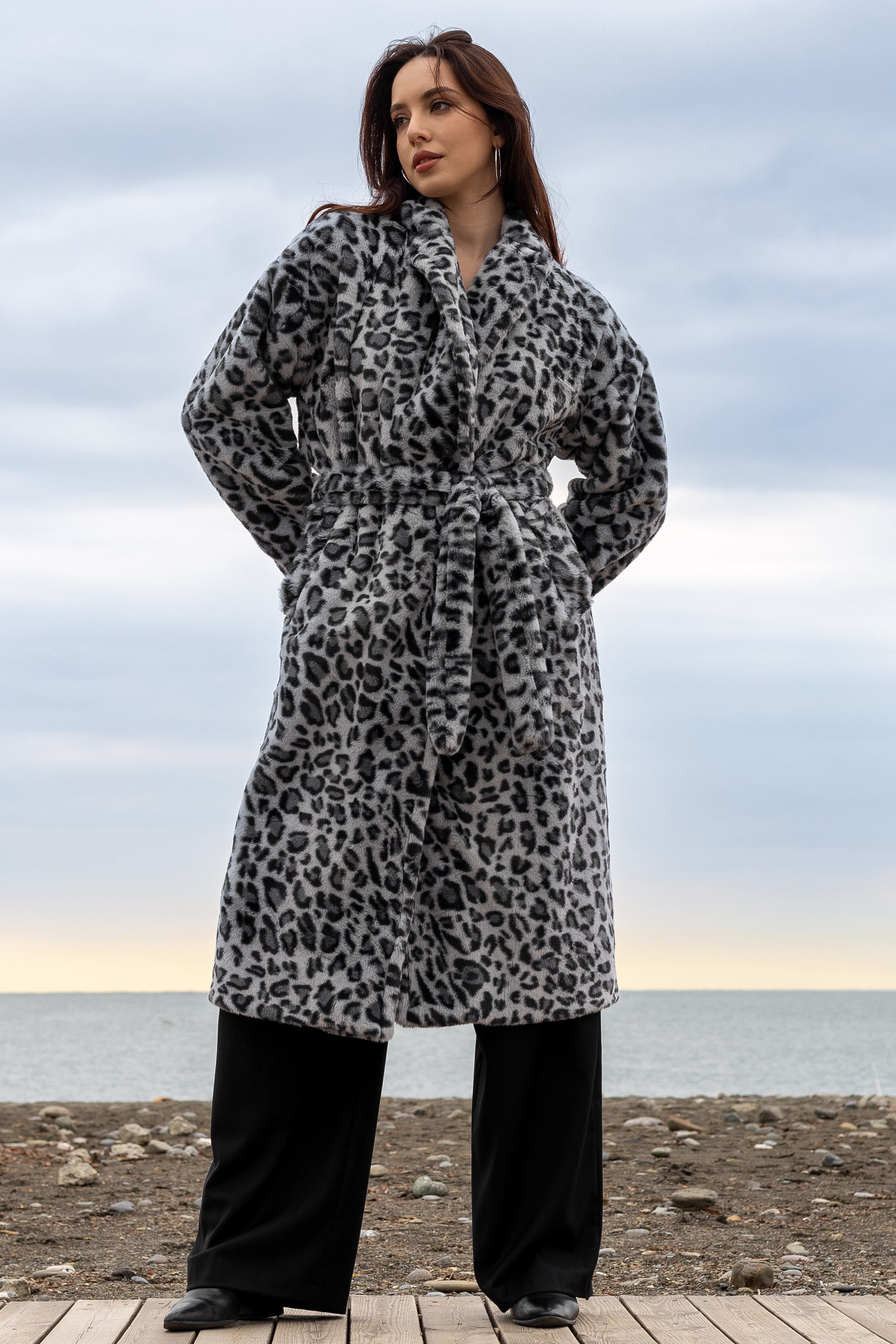 Пальто. Фото для маркетплейсов в самых сочных локациях города Сочи