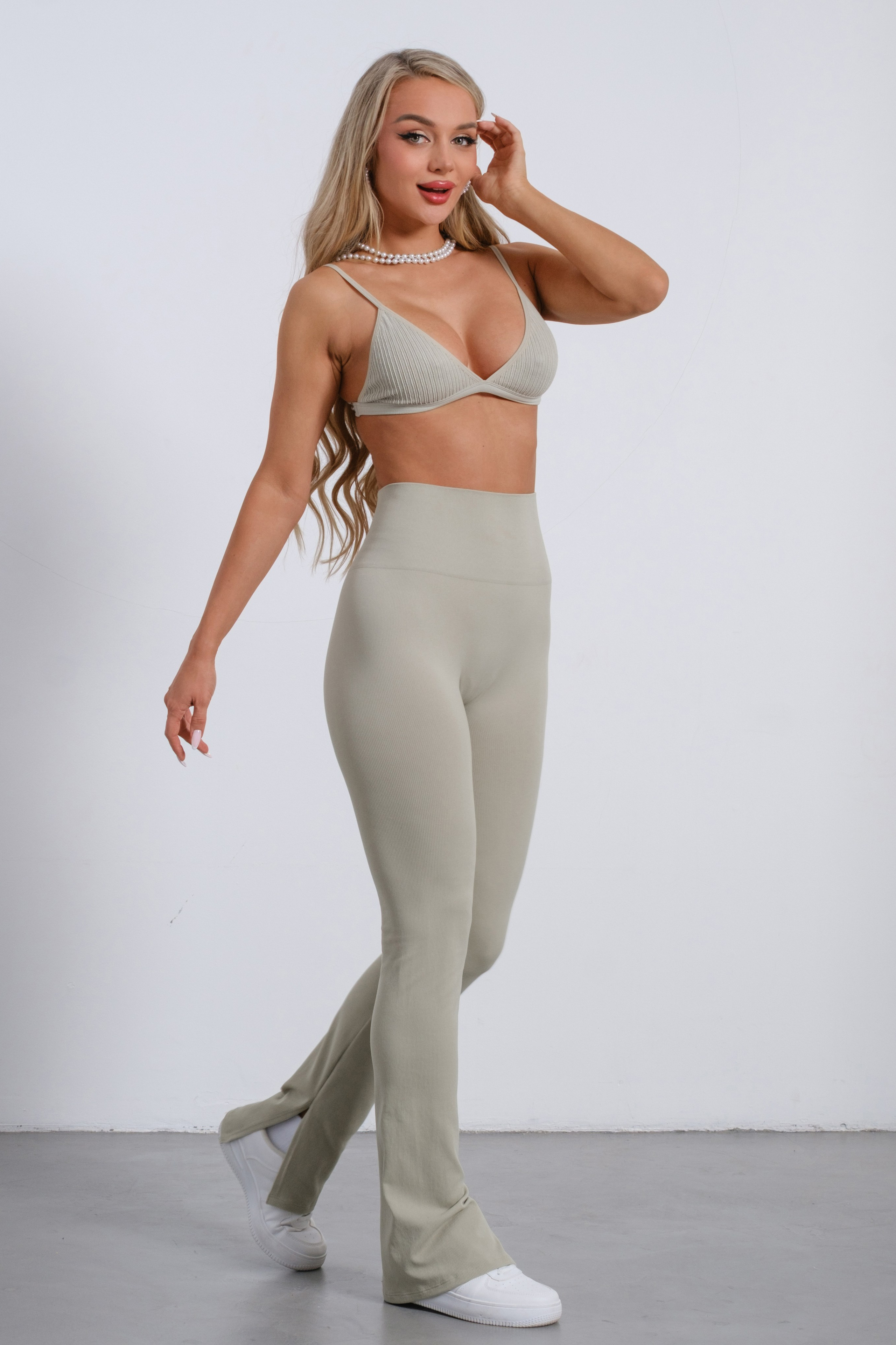 Брюки. Фото для маркетплейсов в самых сочных локациях города Сочи