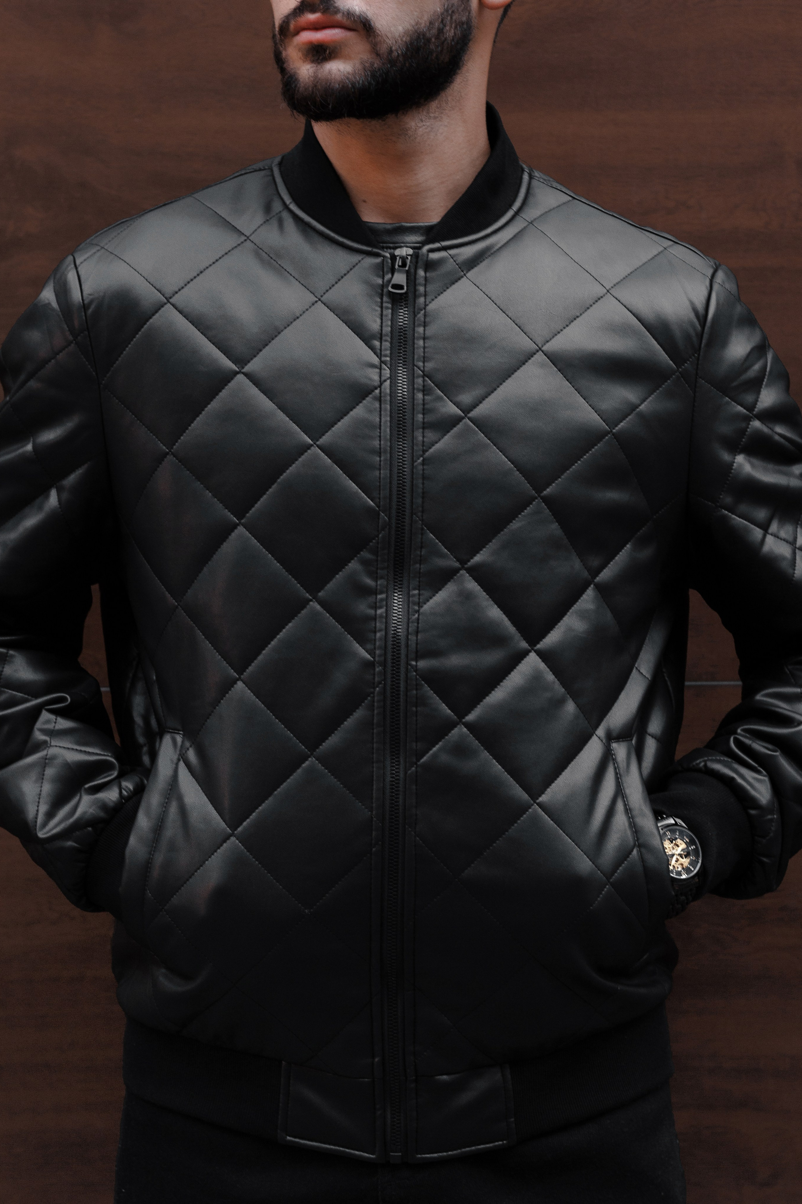 Бомбер. Фото для маркетплейсов в самых сочных локациях города Сочи