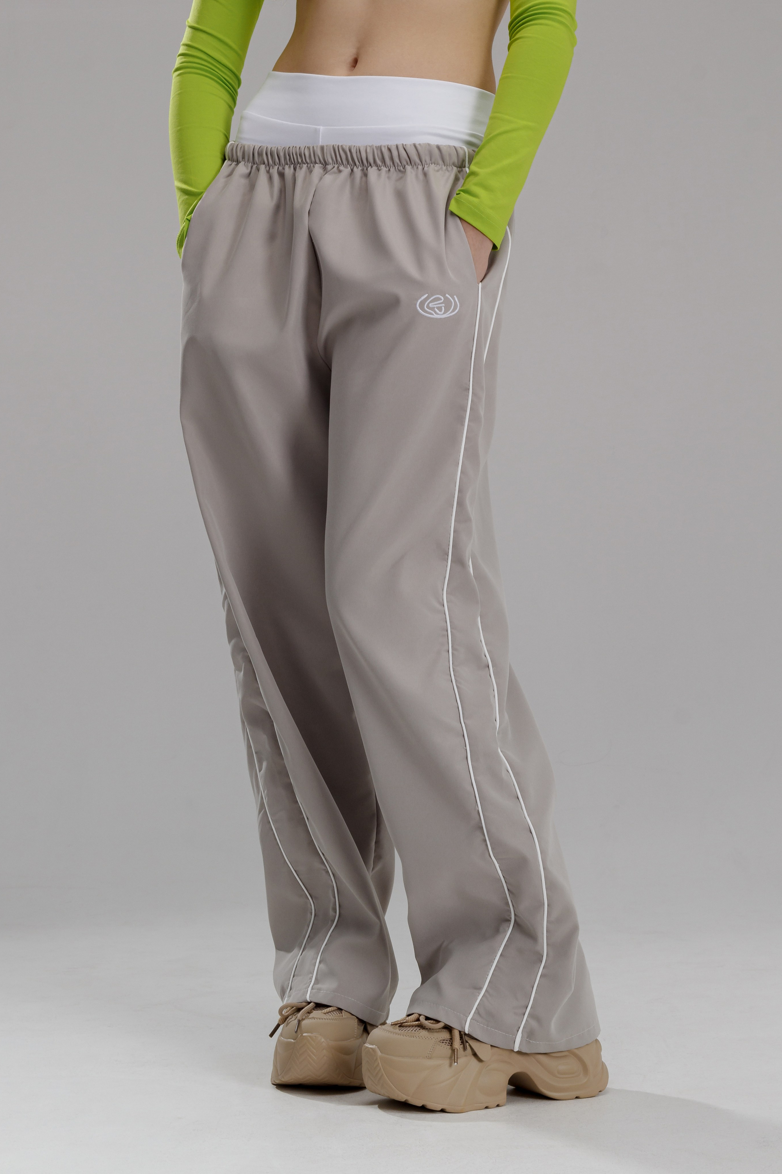 Штаны — Милана. Фото для маркетплейсов в самых сочных локациях города Сочи