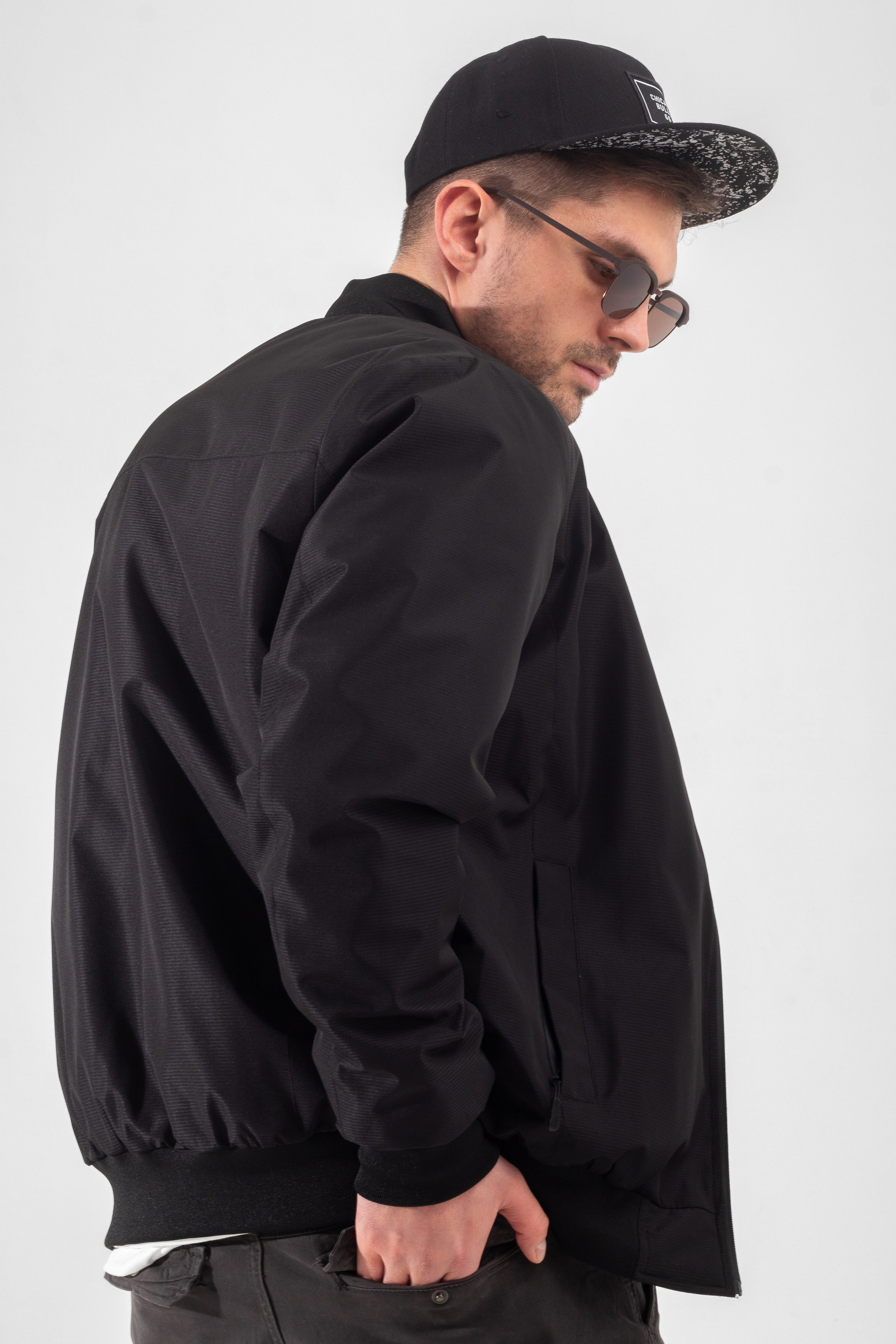 Бомбер — Денис. Фото для маркетплейсов в самых сочных локациях города Сочи