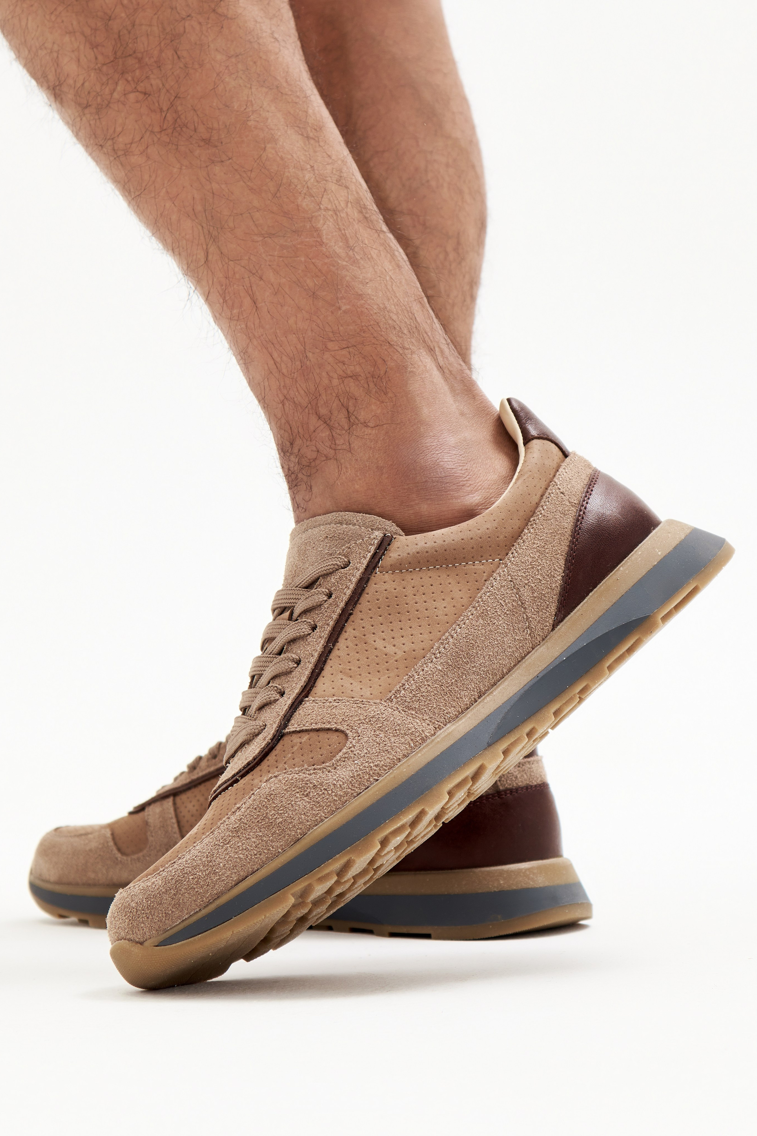 Кроссовки. Стрит съемки для маркетплейсов в Сочи | ИИ контент | fashionprod