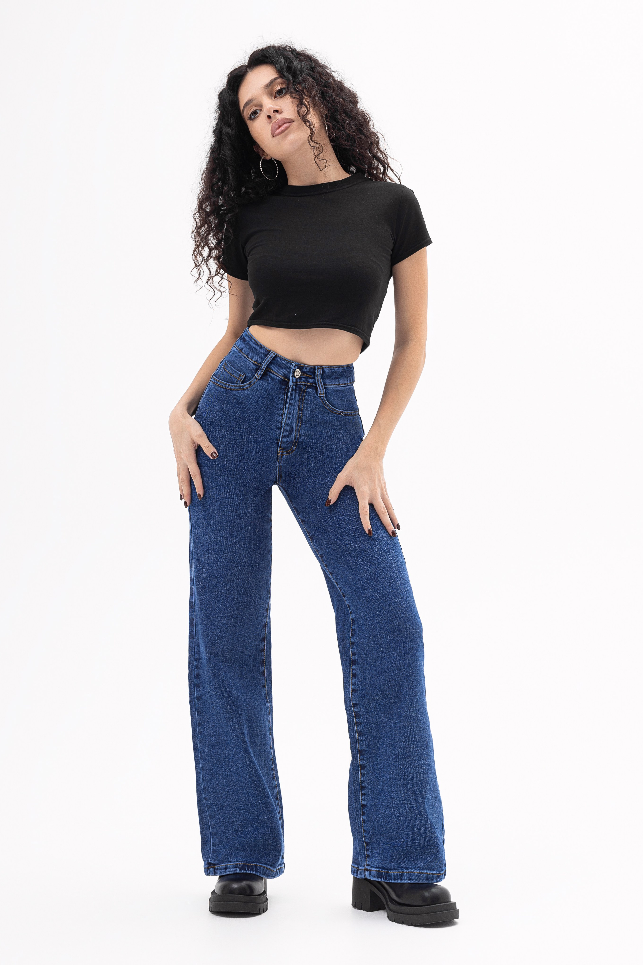 Джинсы. Фото для маркетплейсов в самых сочных локациях города Сочи