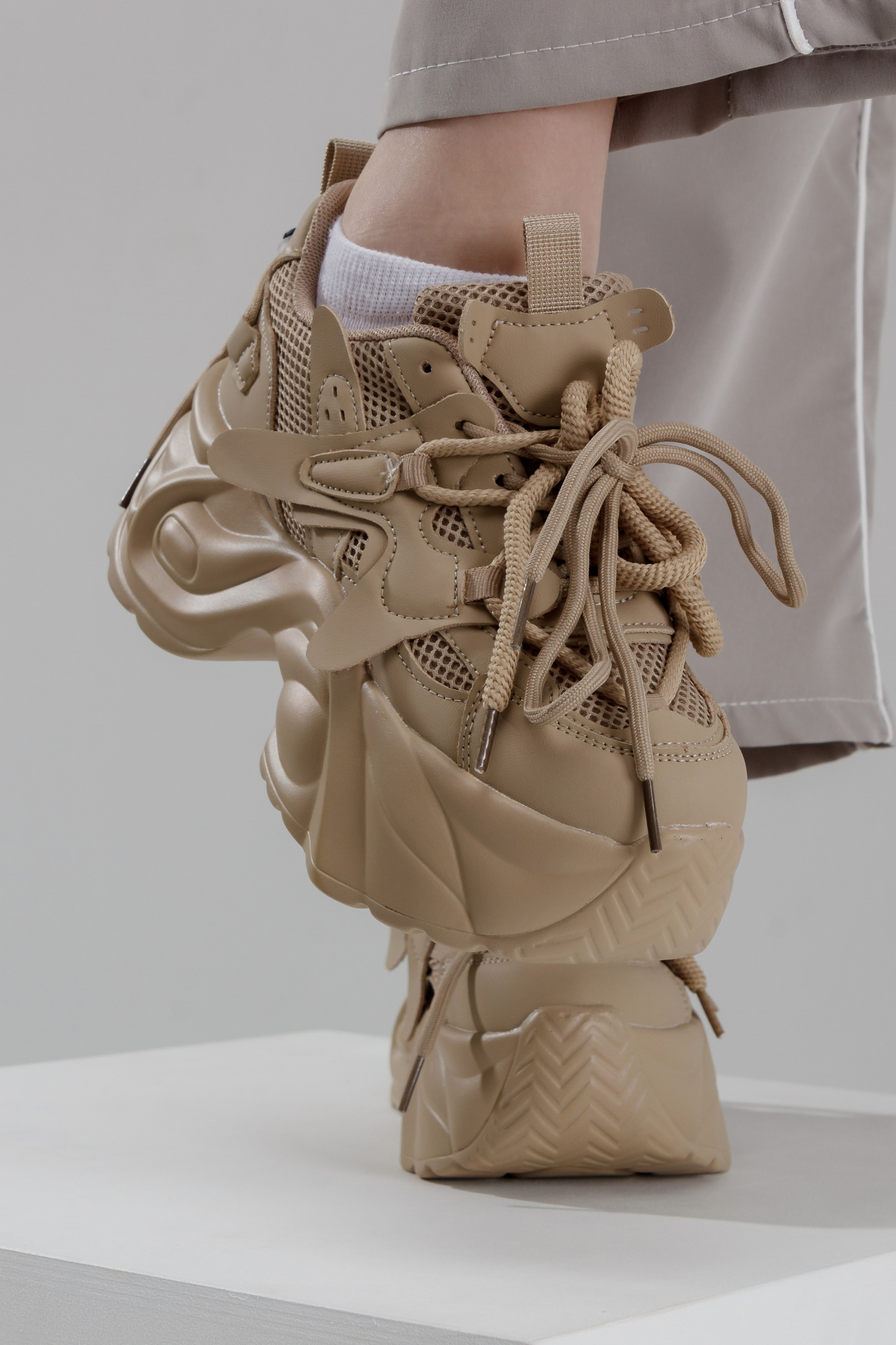 Кроссовки — Милана. Фото для маркетплейсов в самых сочных локациях города Сочи